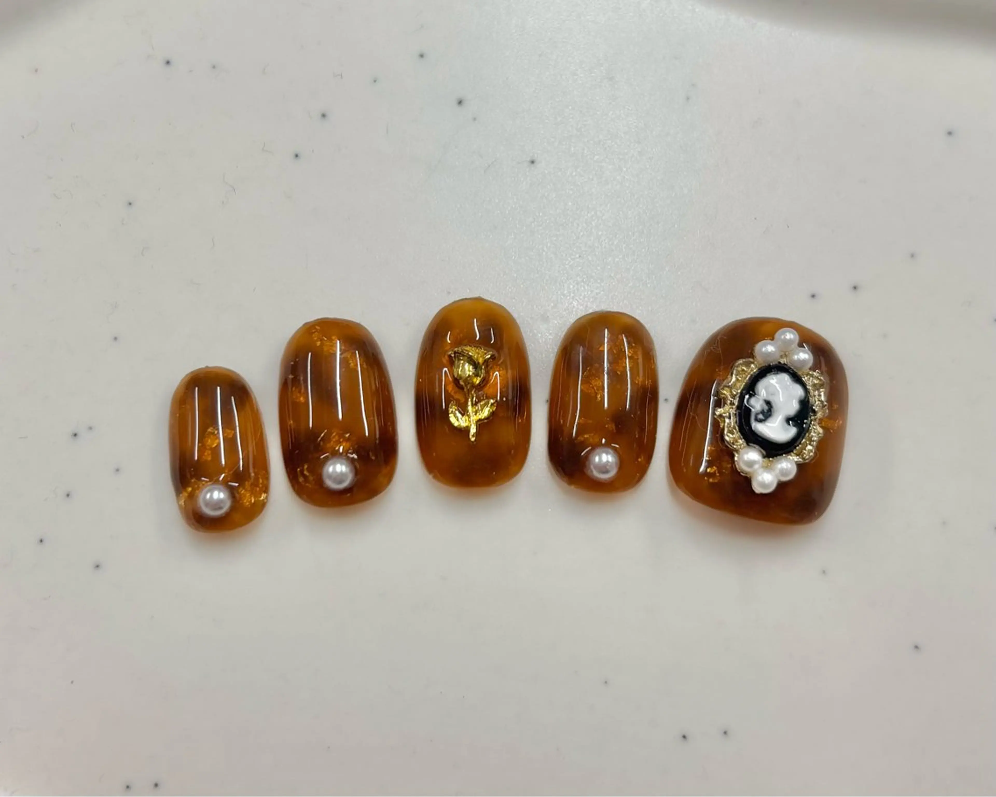 ネイル べっ甲ネイル Hübsch所属・Sakura Hのネイルデザイン