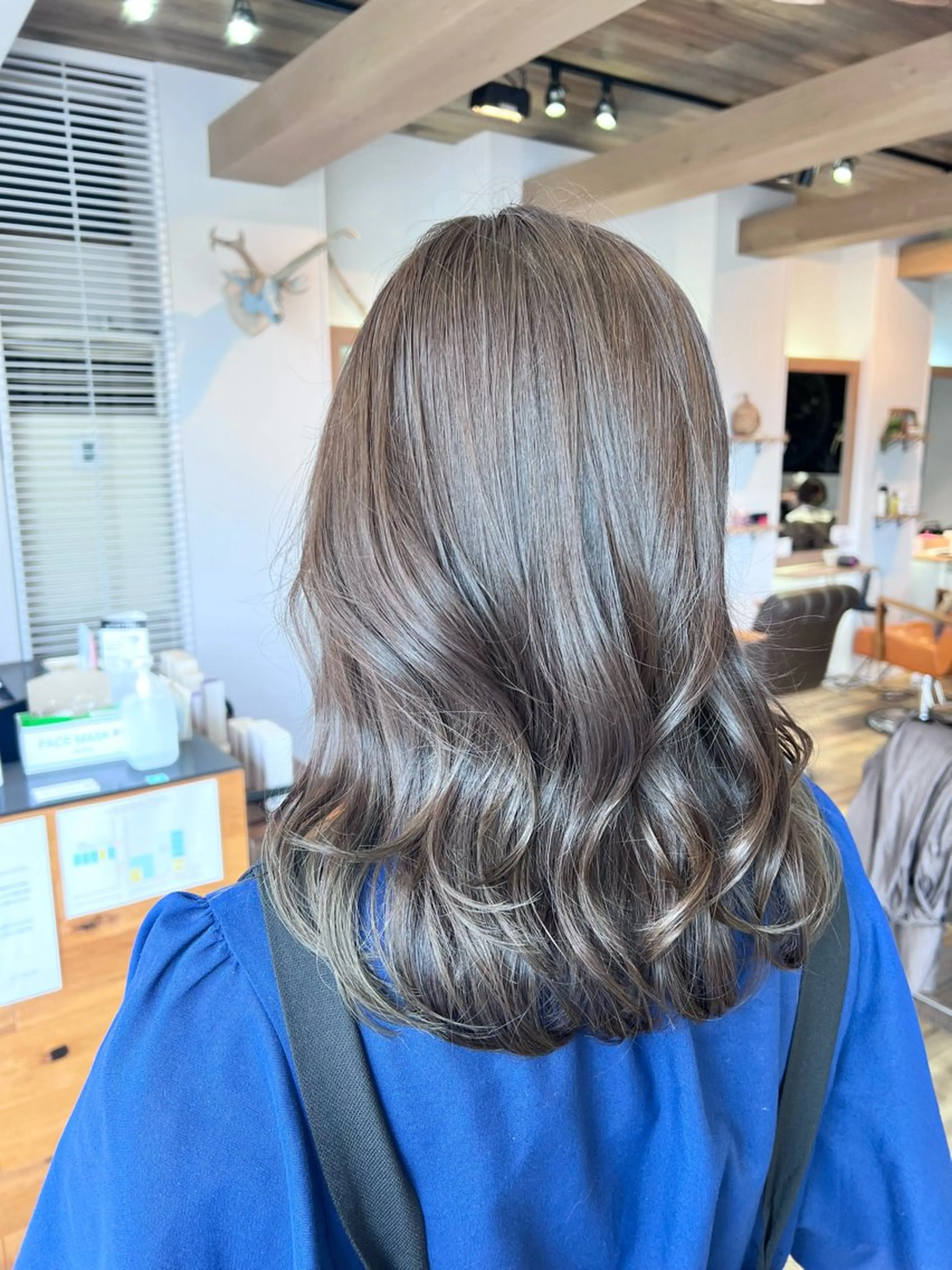 ロング カラー ベージュカラー オリーブベージュ ヘアカラー トリートメント ツキダテ ユイのヘアスタイル