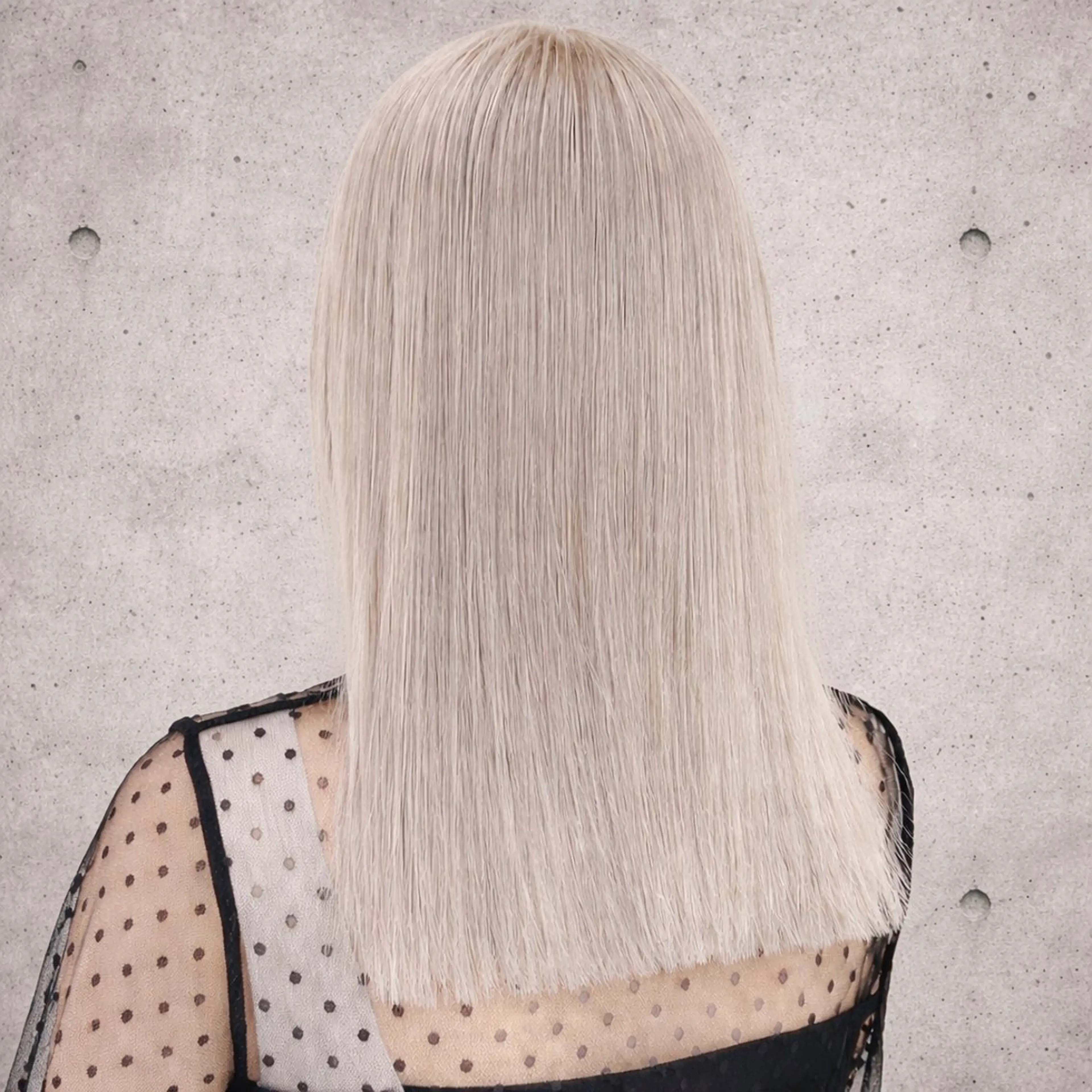 セミロング カラー ブリーチ ケアブリーチ ハイトーンカラー シルバー ホワイトシルバー ✨ブリーチ支持No1 複雑履歴修正/舘岡のヘアスタイル