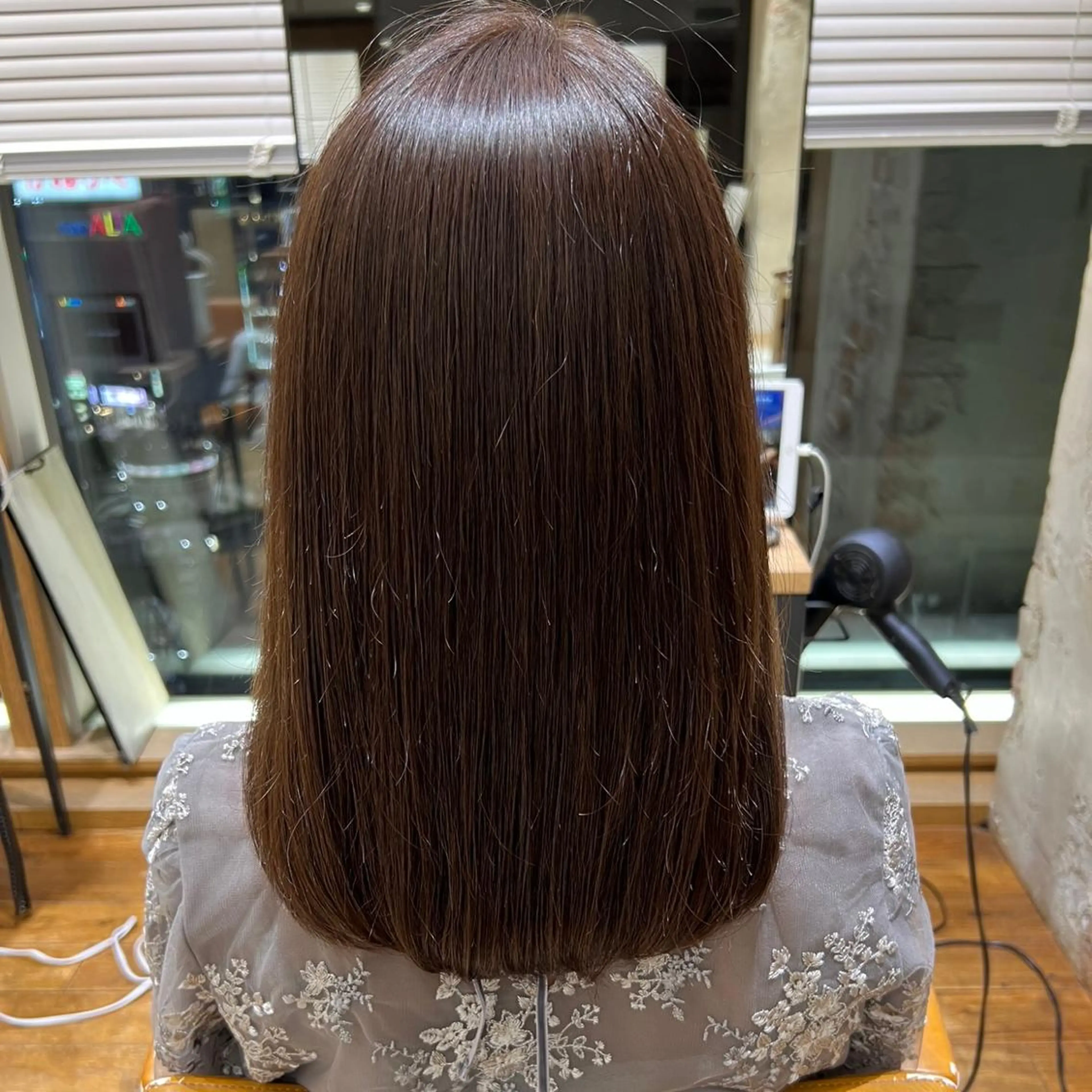 セミロング カラー 💍新宿ショート 💍岩田莉奈のヘアスタイル