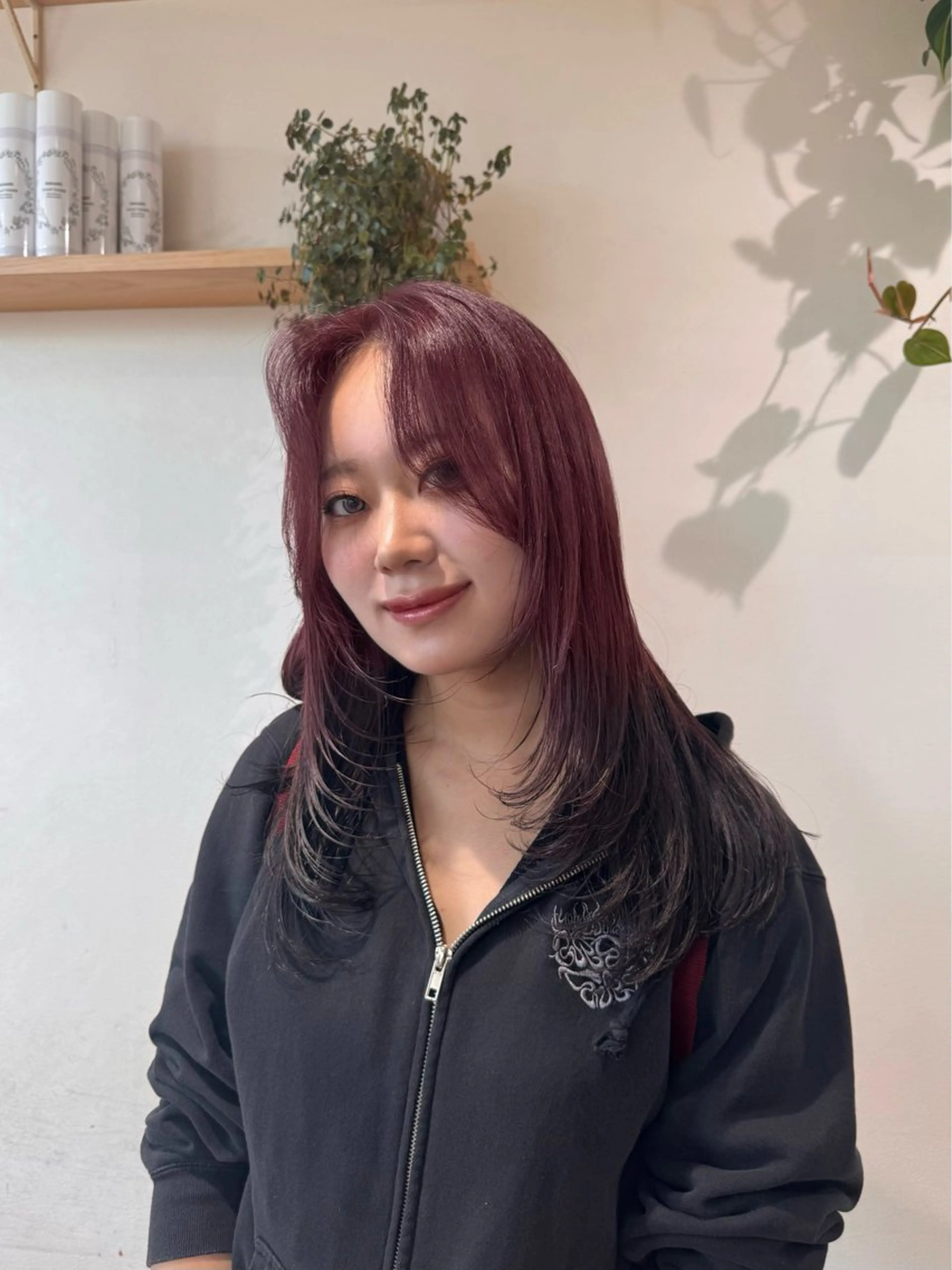 セミロング カラー カシス デザインカラー レッドカラー 韓国風ヘア レイヤーカット カット 𝙎𝙚𝙞𝙧𝙖 ☆カット/パーマのヘアスタイル