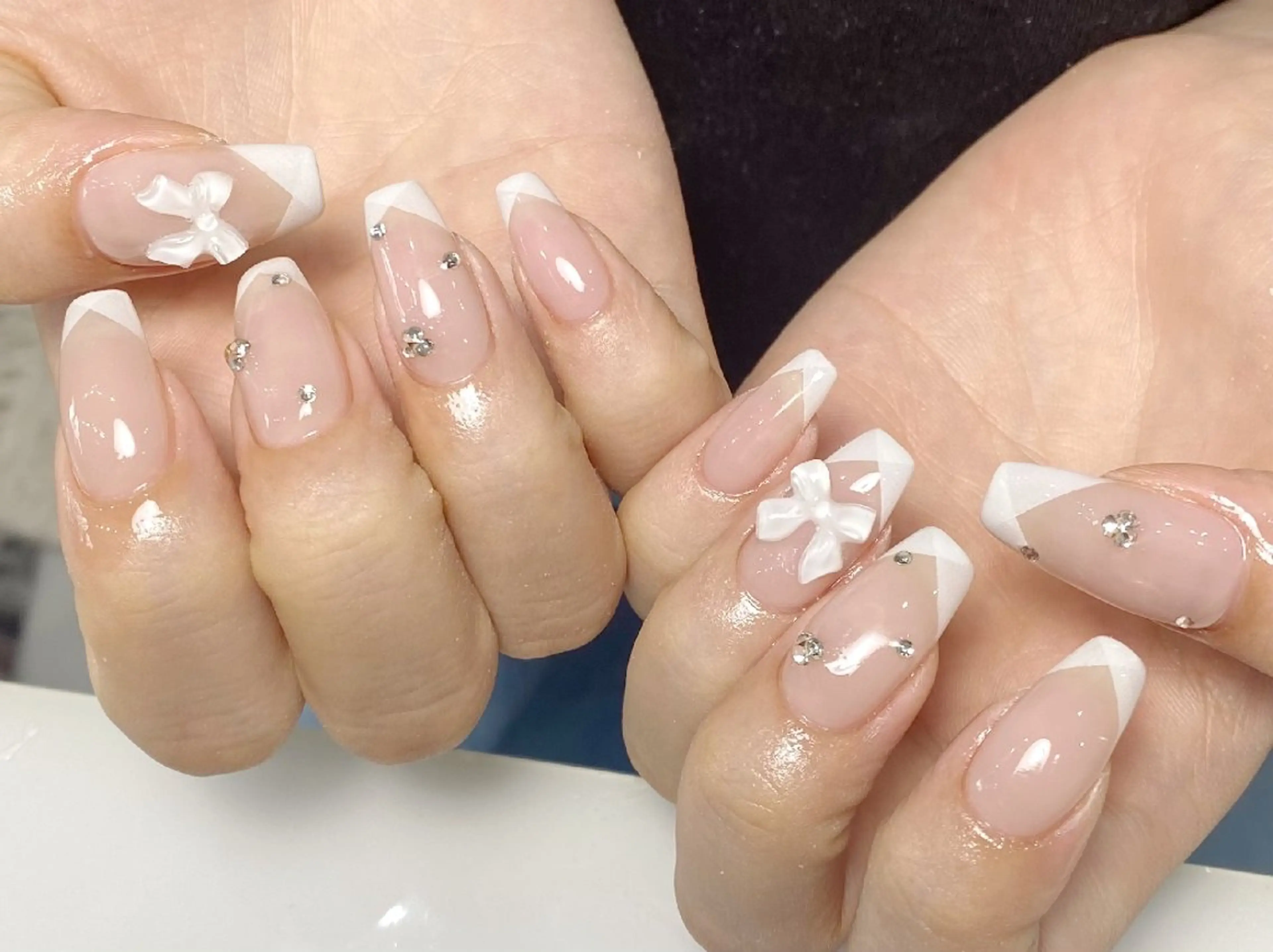 ネイル チークネイル フレンチネイル ジェルネイル ガーリー キラキラネイル ハンドネイル UM Nail Salonのネイルデザイン