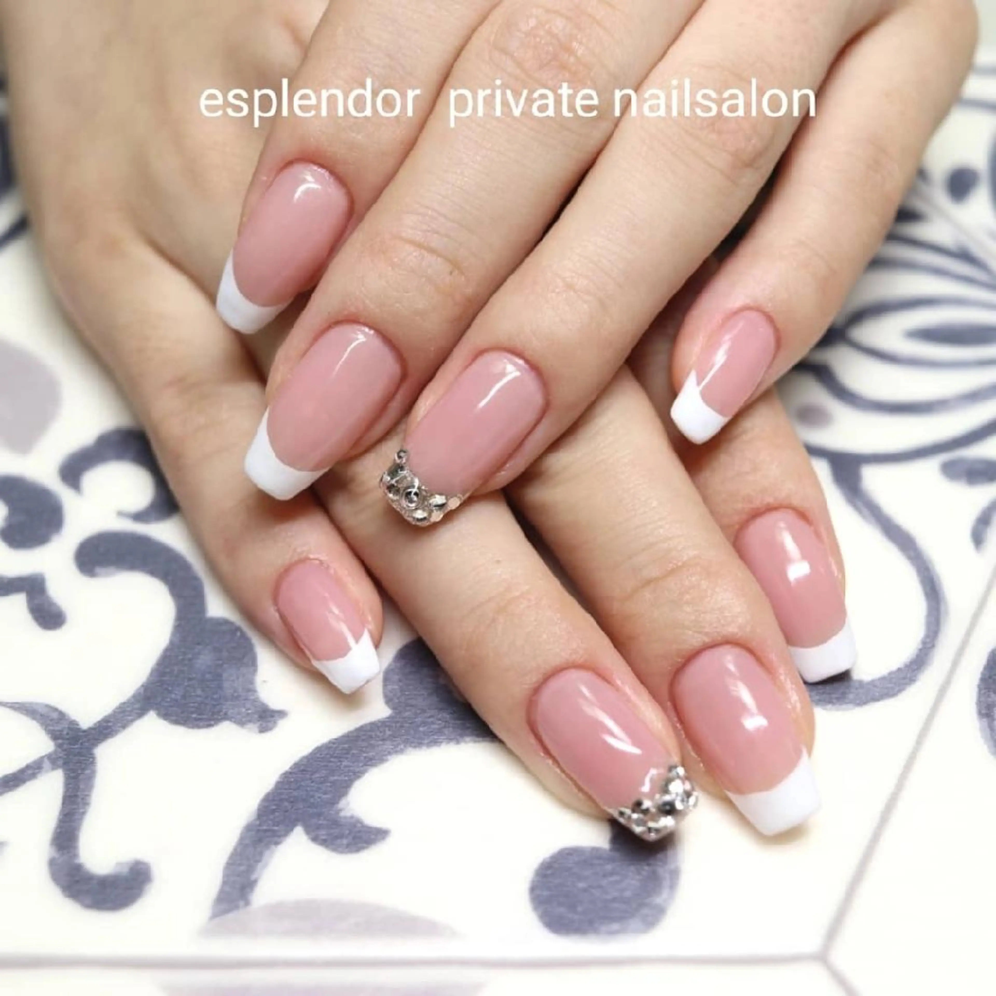 ネイル フレンチネイル ストーンネイル esplendor  エスプレンドル所属・esplendor  エスプレンドルのネイルデザイン