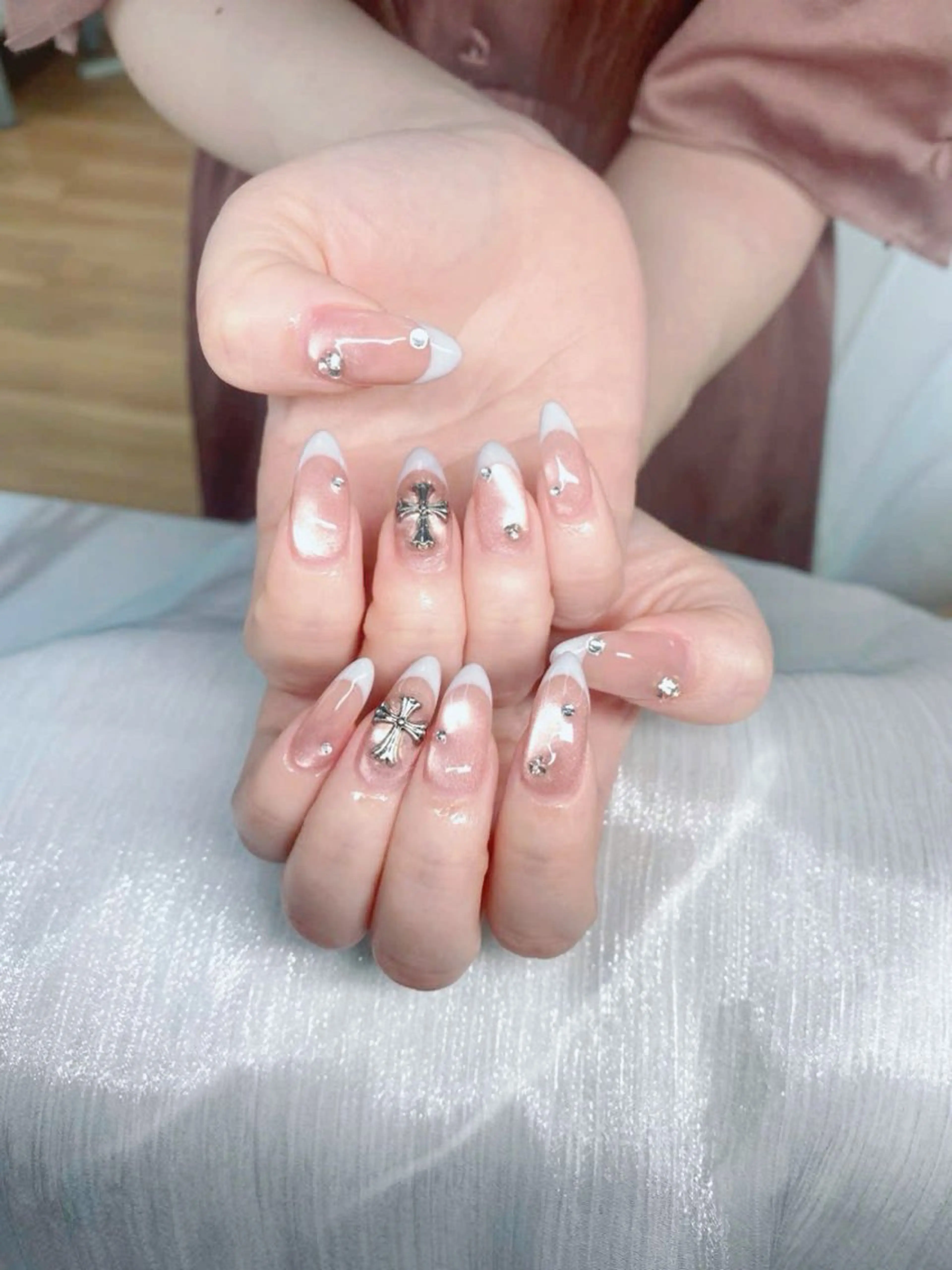 ネイル フレンチネイル グラデーション キラキラネイル 韓国ネイル マグネットネイル ハンドネイル ハンドケア Hara Nail 【パラジェル使用】のネイルデザイン