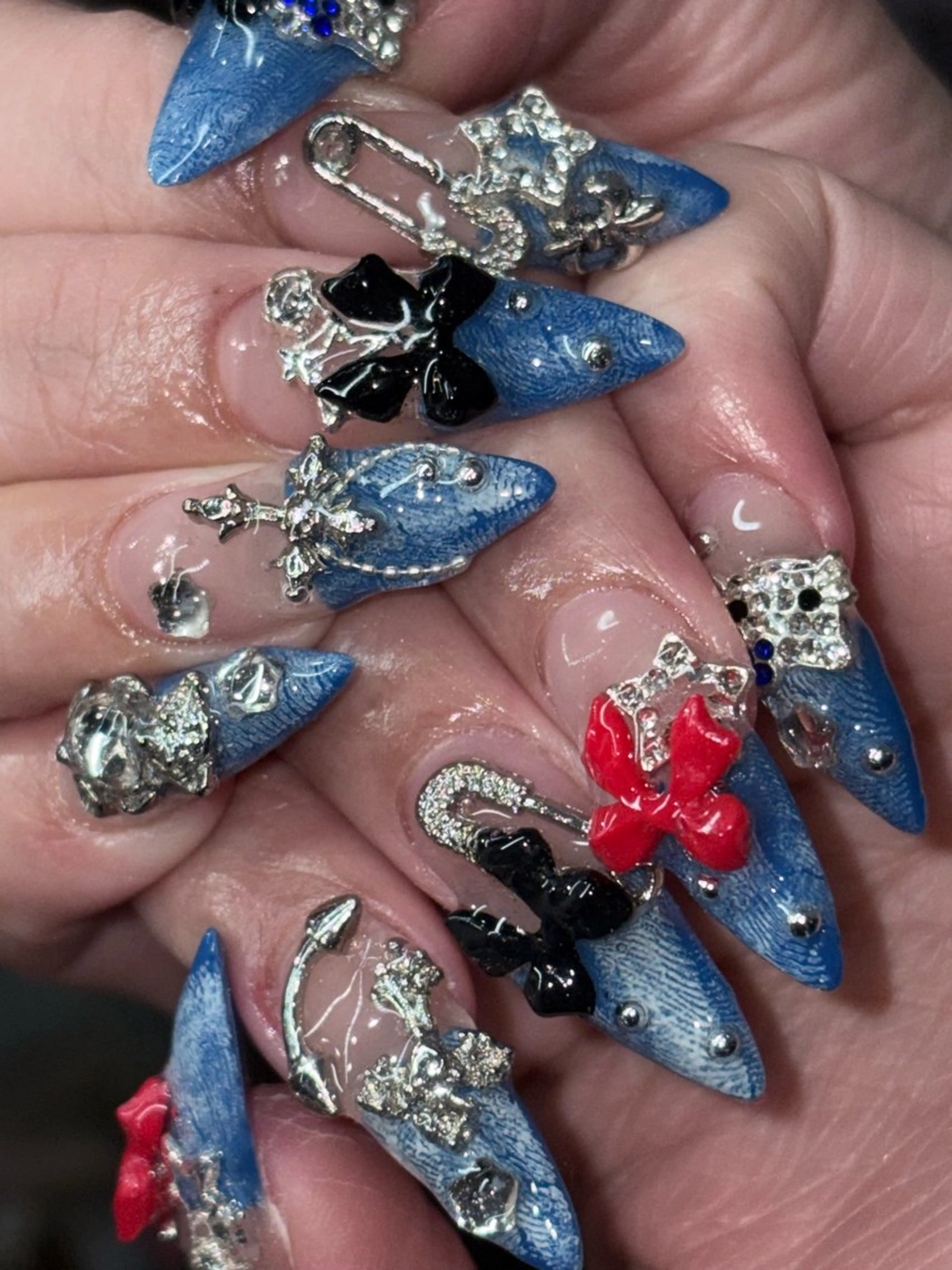 ネイル ハンドネイル NES NAIL所属・さゆり￤推しキャラ ￤ロングネイル🩷のネイルデザイン