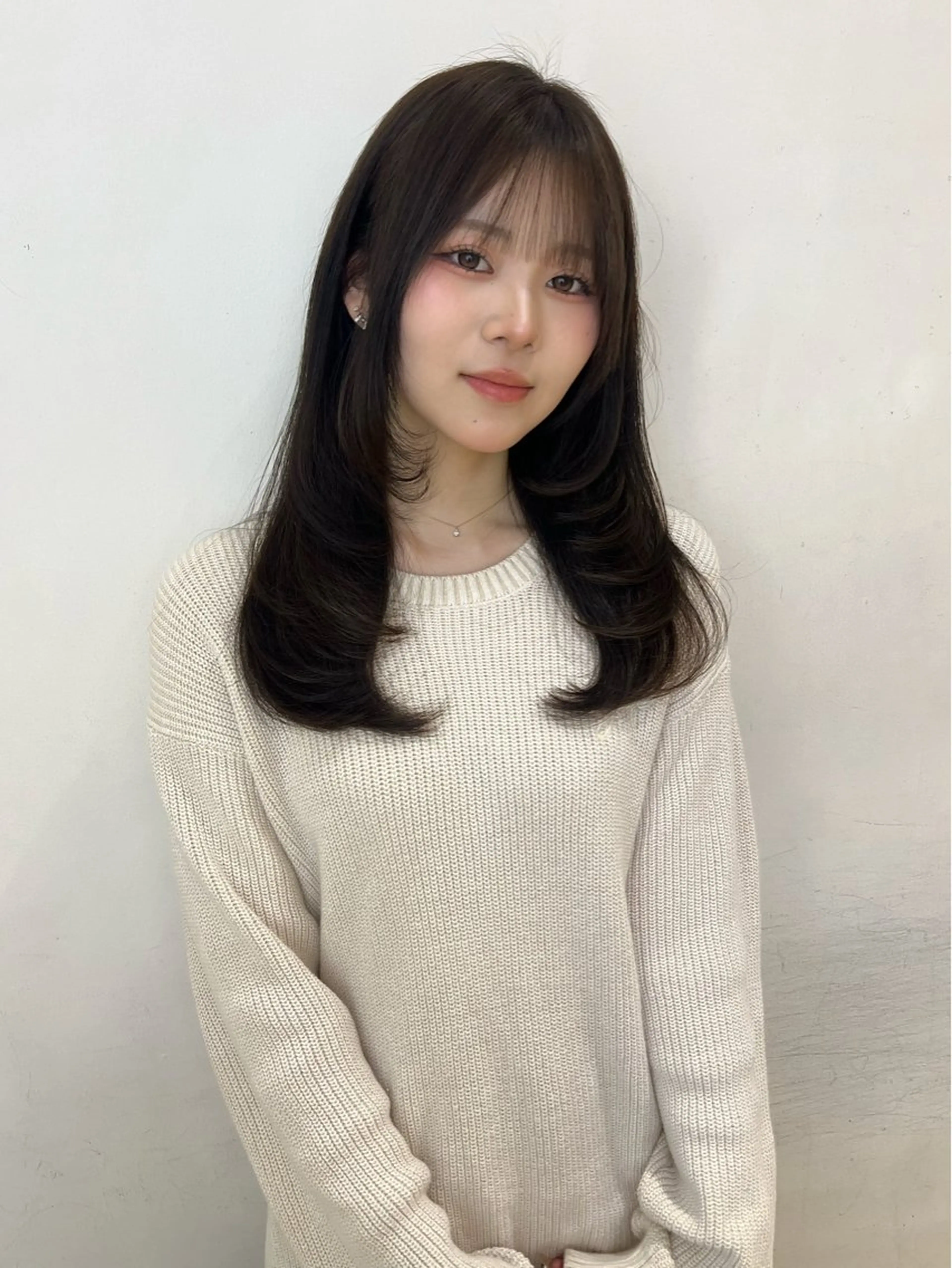 ミディアム カラー 透明感カラー くびれヘア 顔まわりレイヤー 顔周りカット 髪質改善 ヘアカラー 'AXIS 栄 Konomiのヘアスタイル