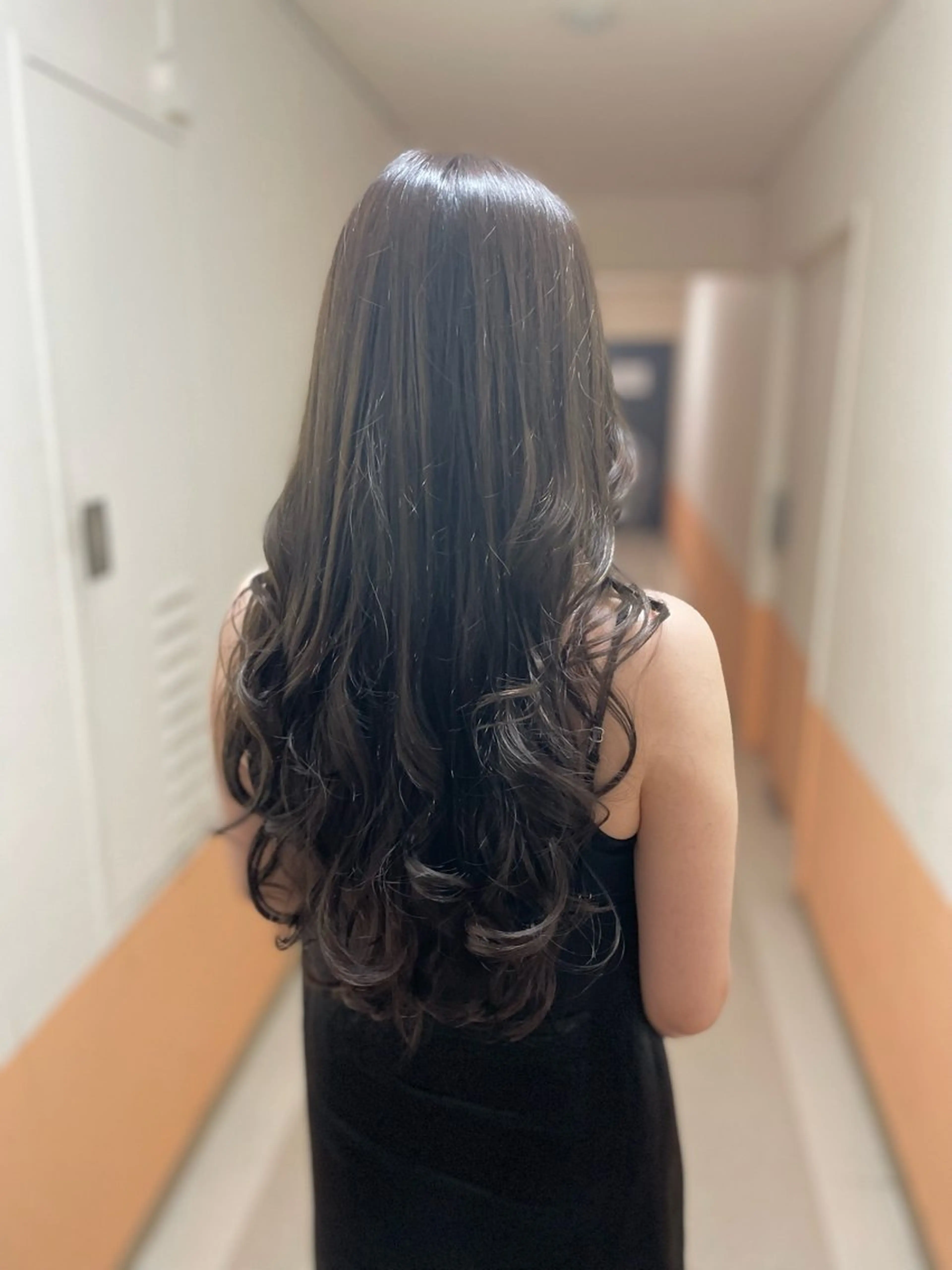 ロング カラー アッシュ アッシュグレー アッシュグレージュ グレージュ ヘアカラー 沢田 瞳のヘアスタイル