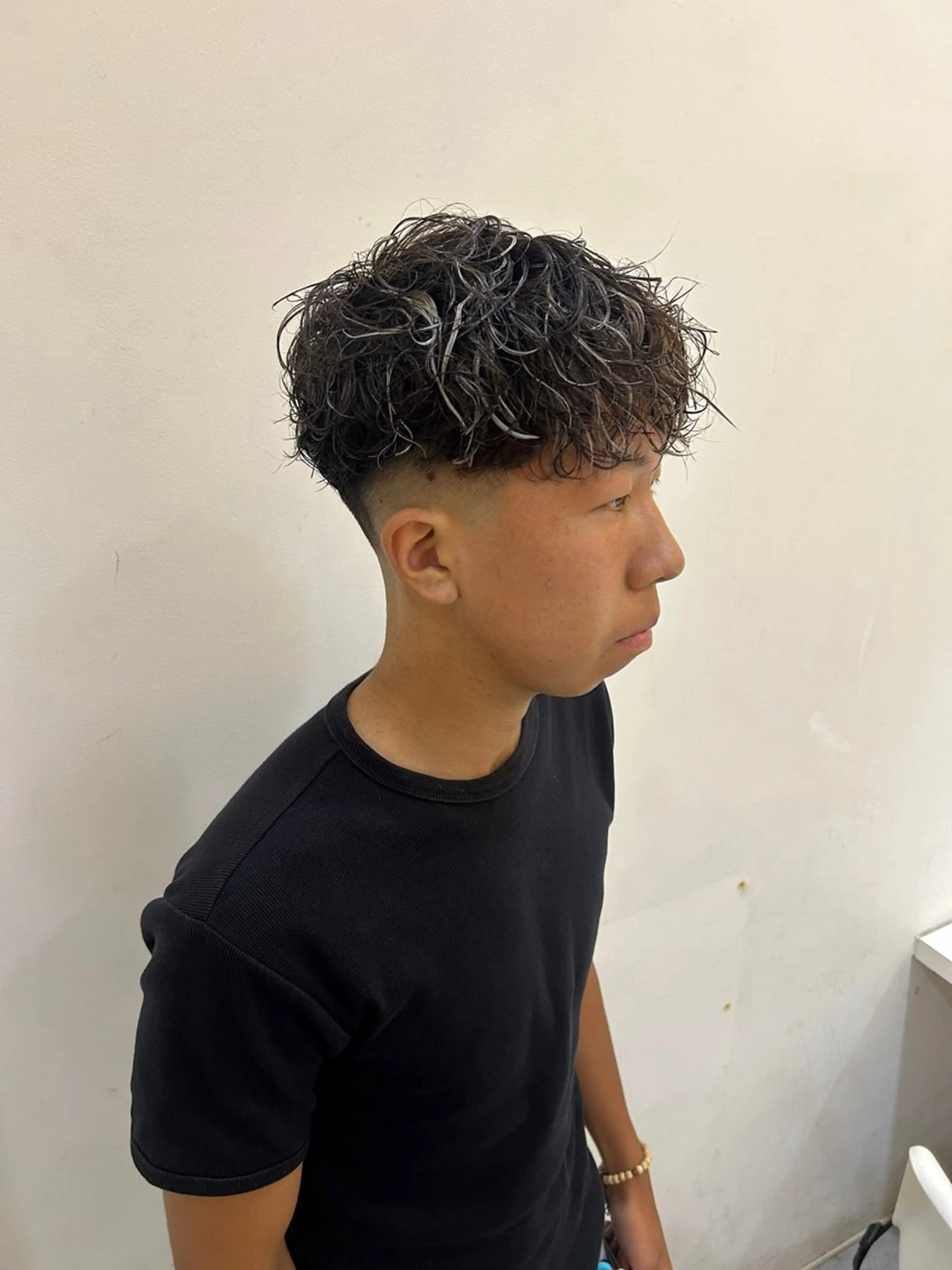 カラー パーマ メンズ メンズハイライト スペインカール ハイライトカラー カット ヘアカラー パーマ メンズパーマ/ フェード　Tumのヘアスタイル