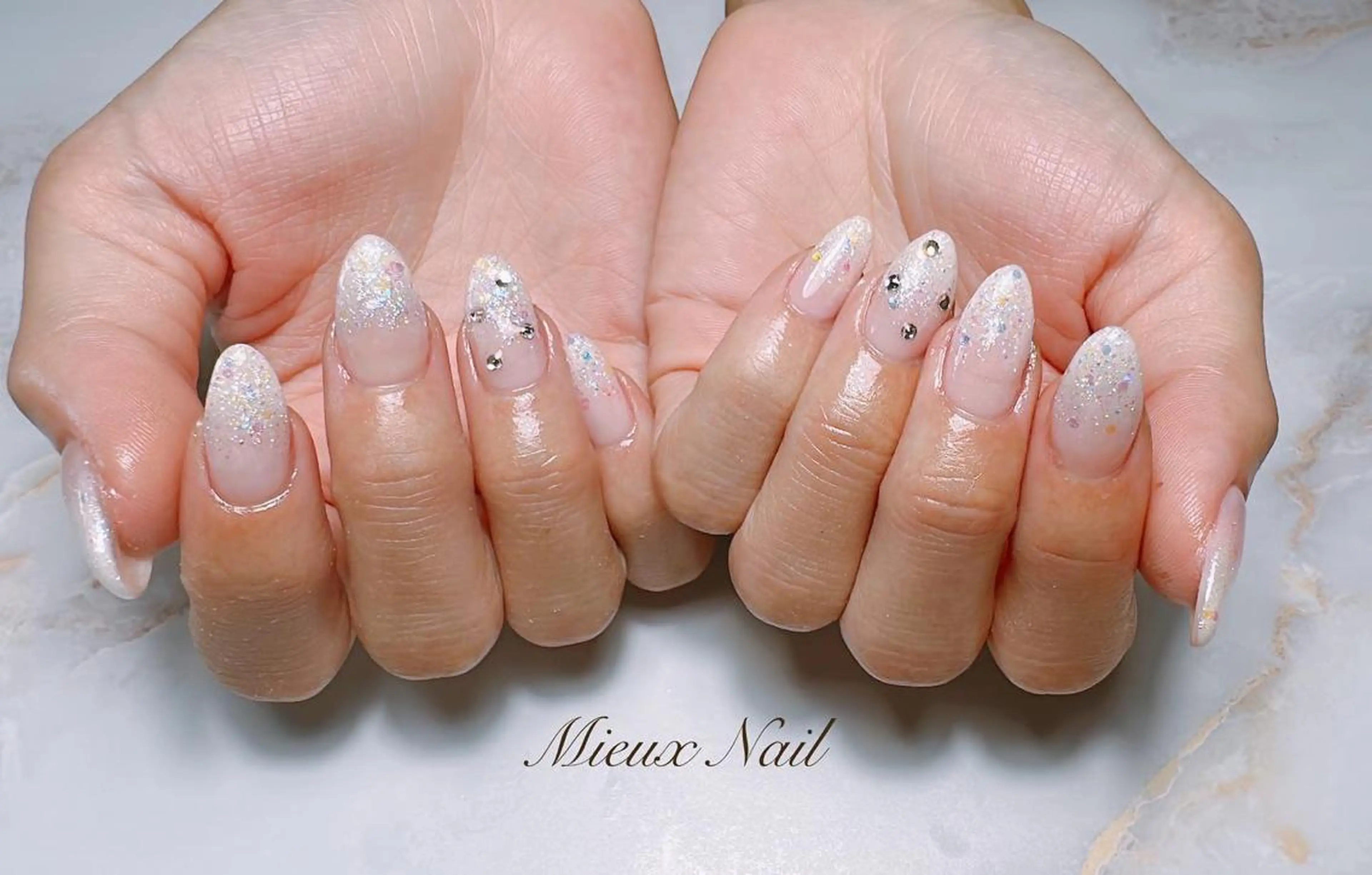 ネイル オーロラネイル ブルー ラメ(グリッター) オフィスネイル ホワイト ハンドネイル 市川 麻衣子のネイルデザイン