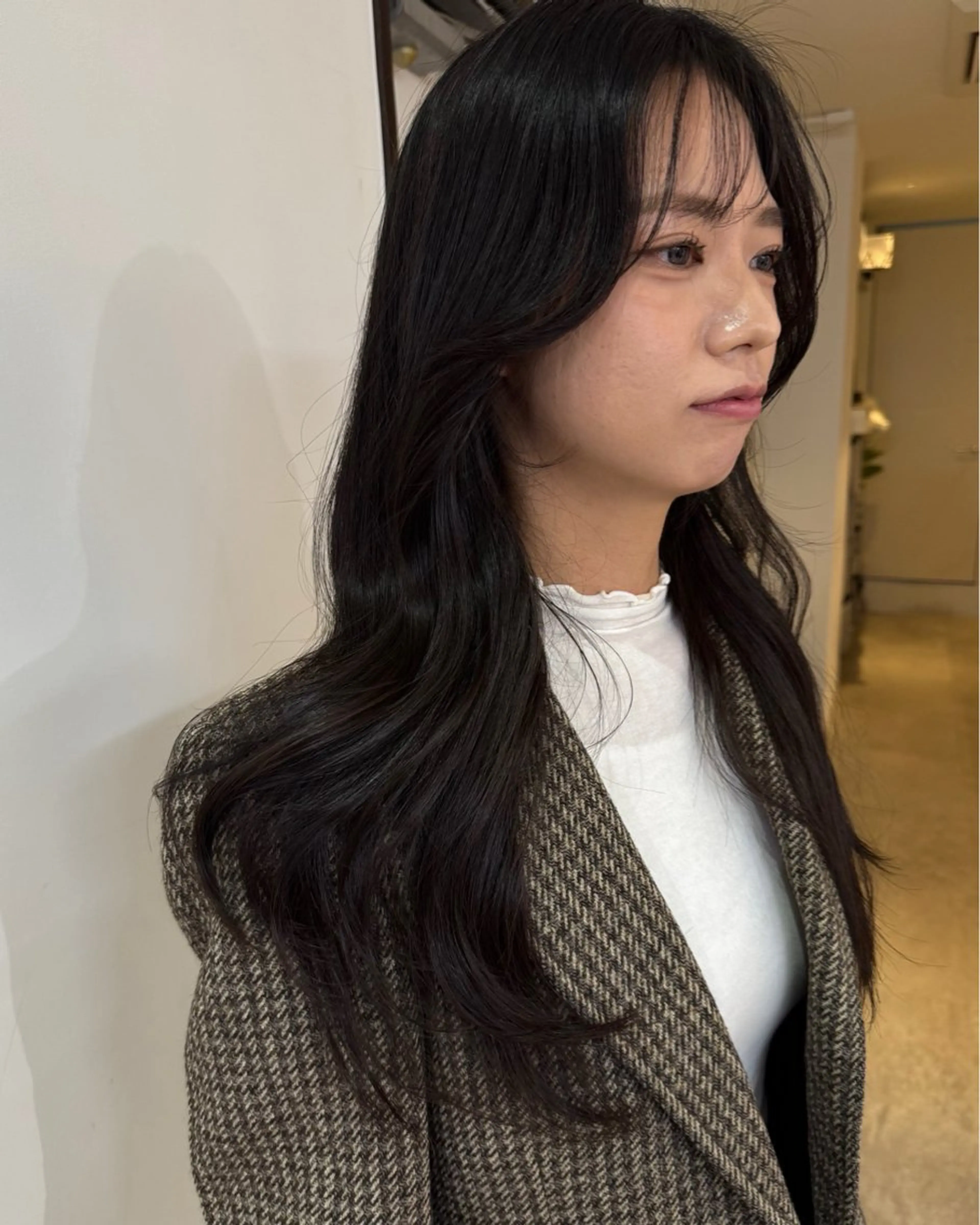 セミロング くびれヘア 韓国風ヘア レイヤーカット カット トリートメント RAIMA ハイトーン/ベージュのヘアスタイル