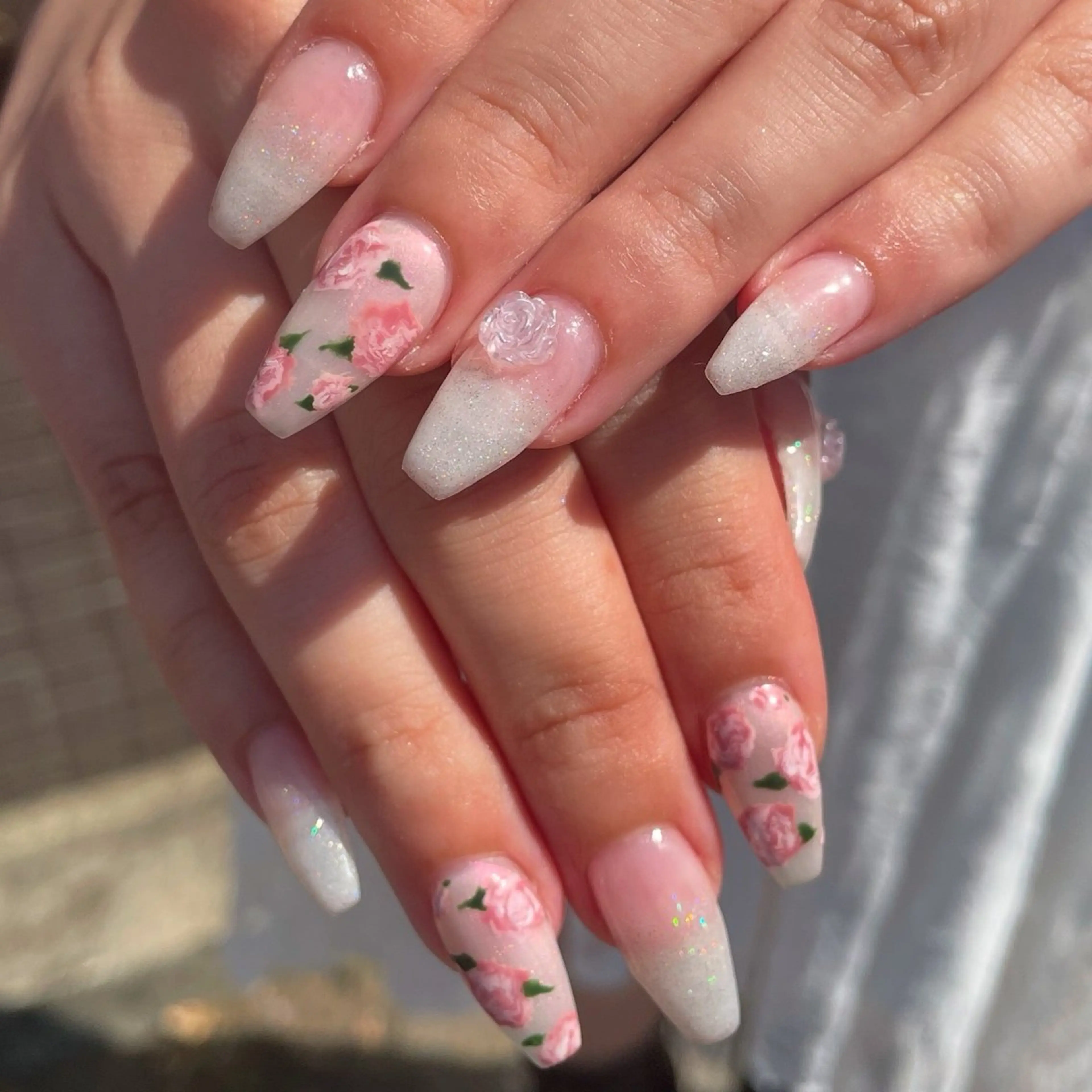 ネイル アートネイル ガーリー ラメ(グリッター) ラメグラデーション ホワイト ハンドネイル ハンドケア 🎀NAIL🎀 AI🪄︎︎◝✩のネイルデザイン