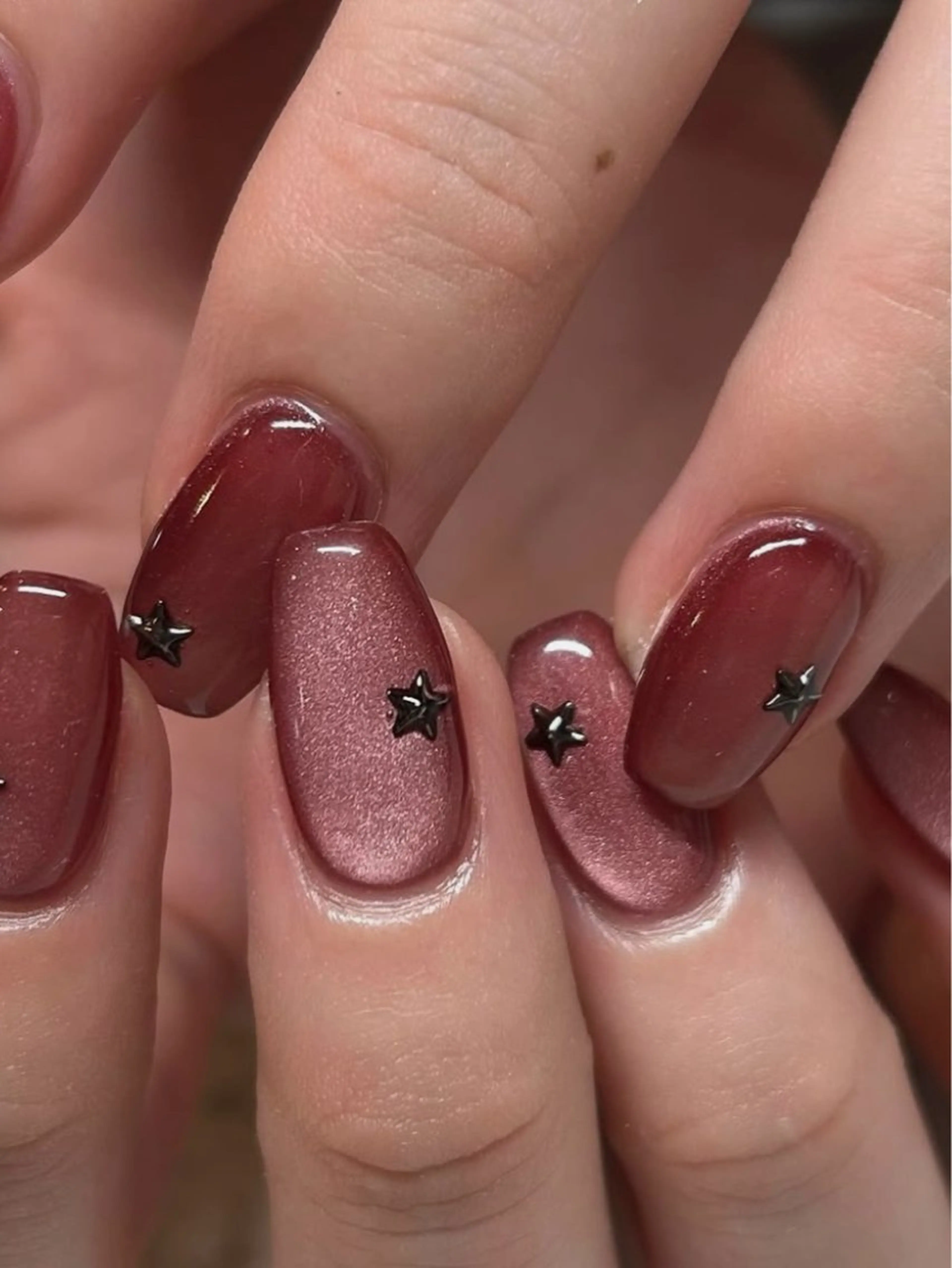 ネイル アートネイル ボルドー キラキラネイル マグネットネイル ニュアンスネイル talo .のネイルデザイン