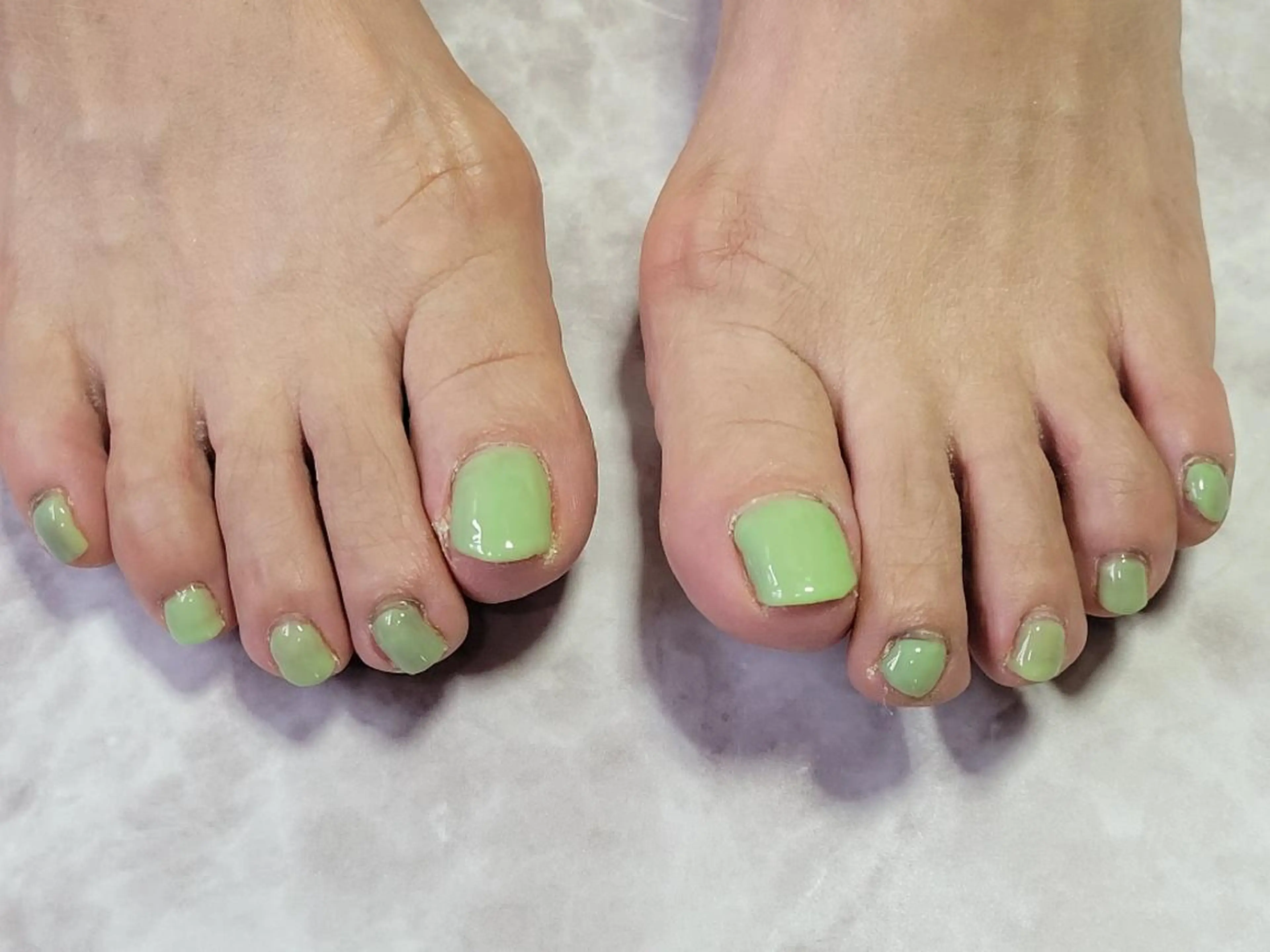 ネイル フットネイル ワンカラーネイル ピスタチオネイル Nails and  Beauty-Mのネイルデザイン