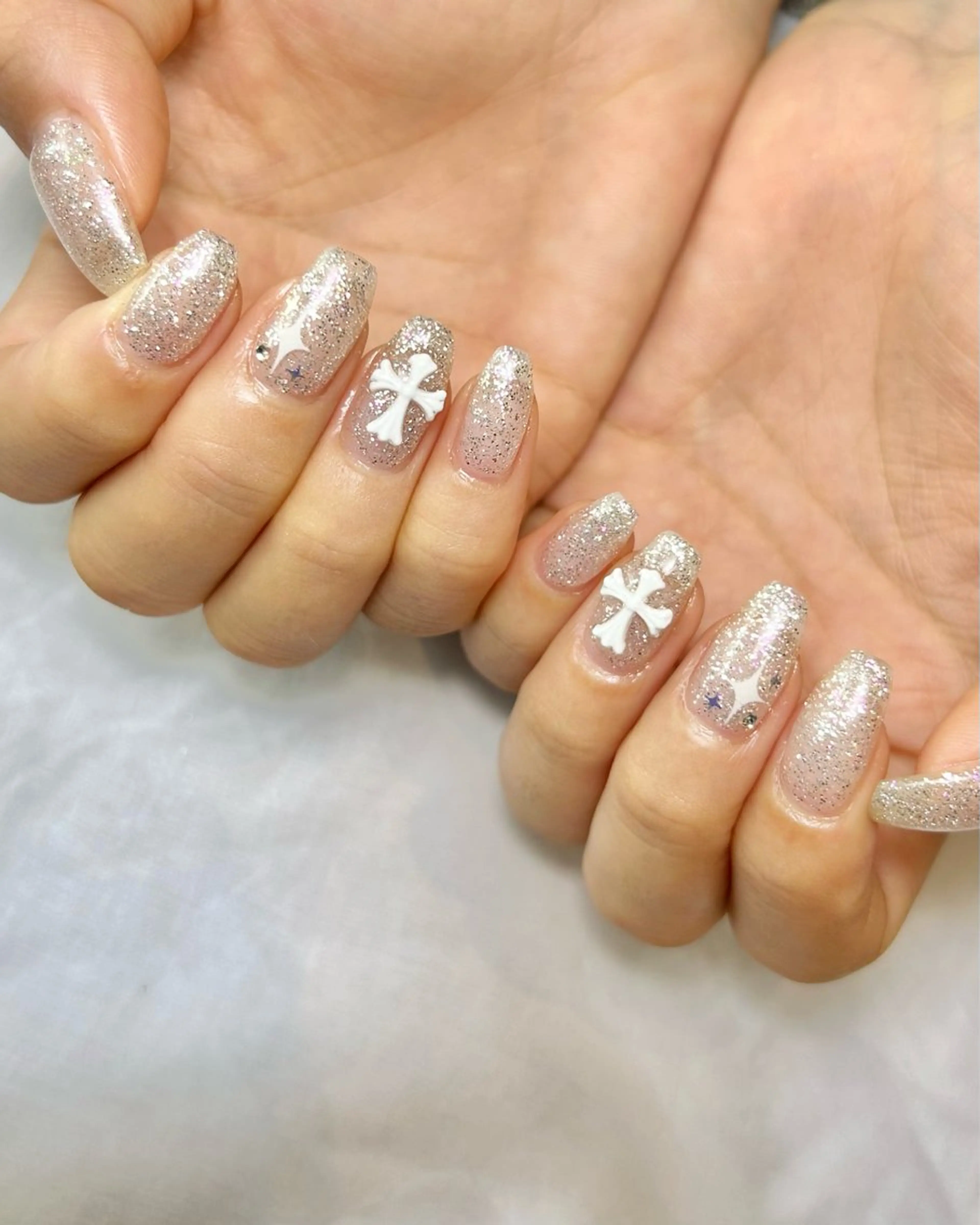 ネイル キラキラネイル 持ち込み シンプルネイル ホワイト ハンドネイル Reflection marikoのネイルデザイン