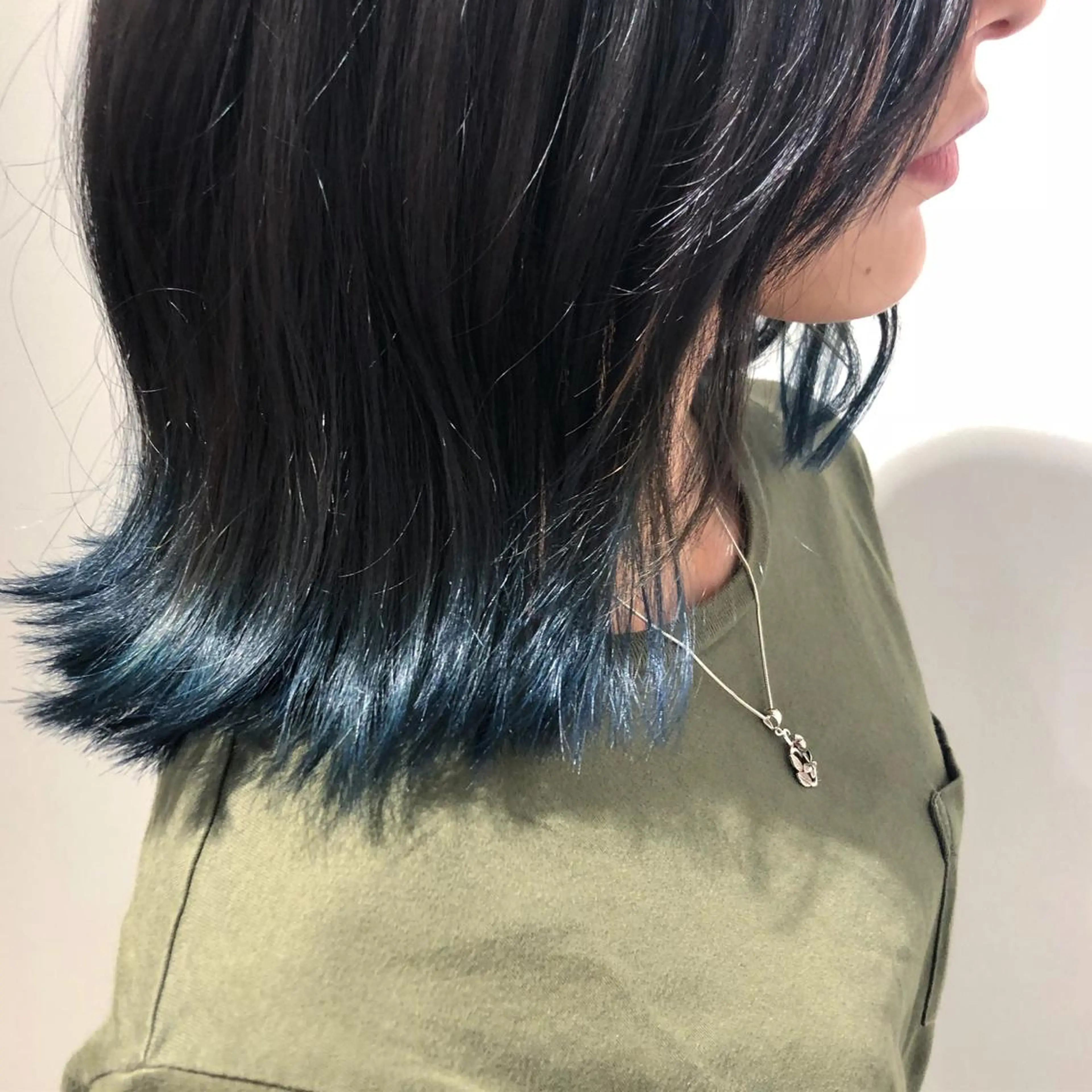 ミディアム カラー ブリーチ ブルーカラー 岡村 玲奈のヘアスタイル