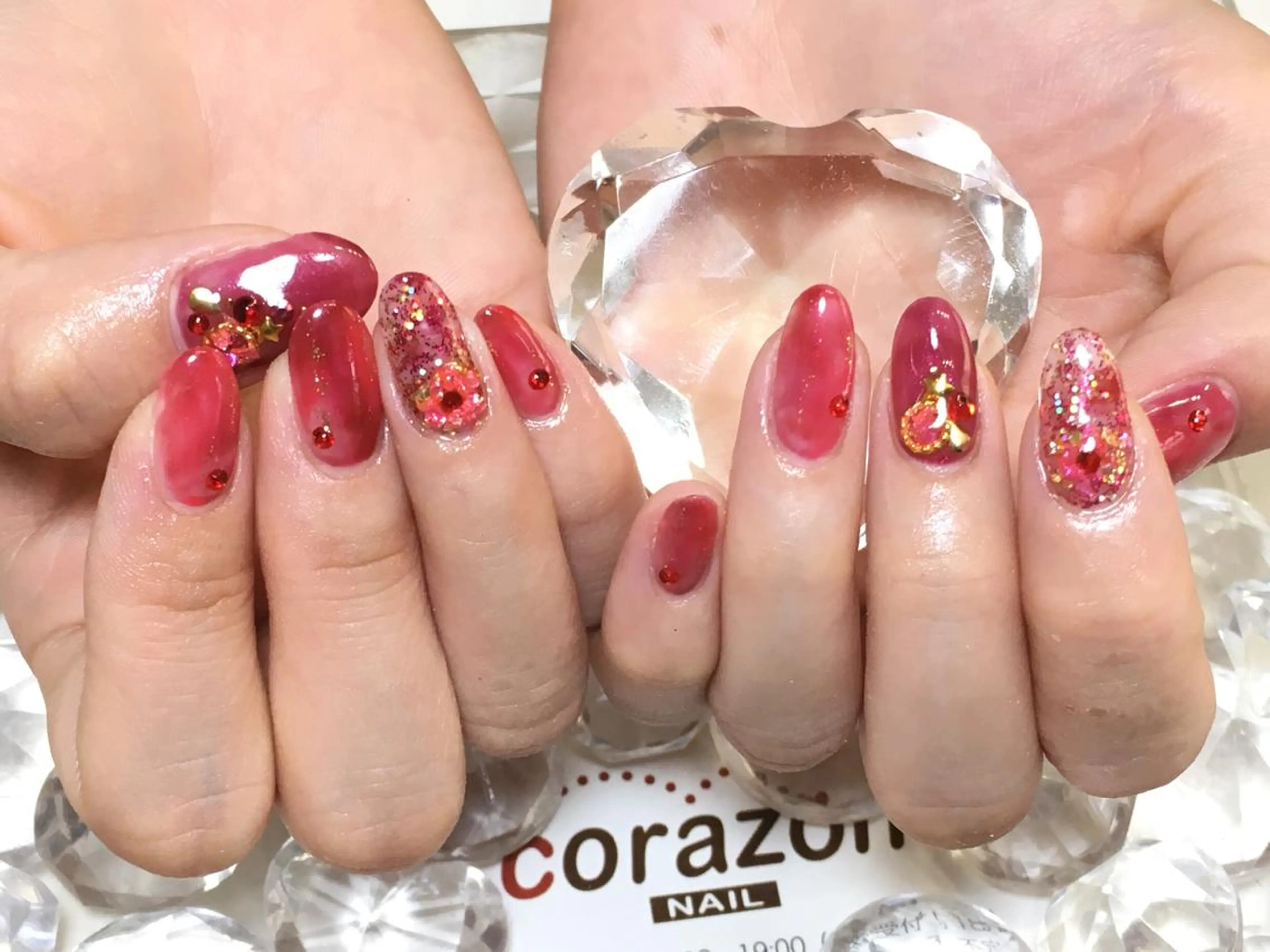 ネイル アートネイル ゴージャス 赤色 ストーンネイル corazon所属・ネイリスト aicoのネイルデザイン