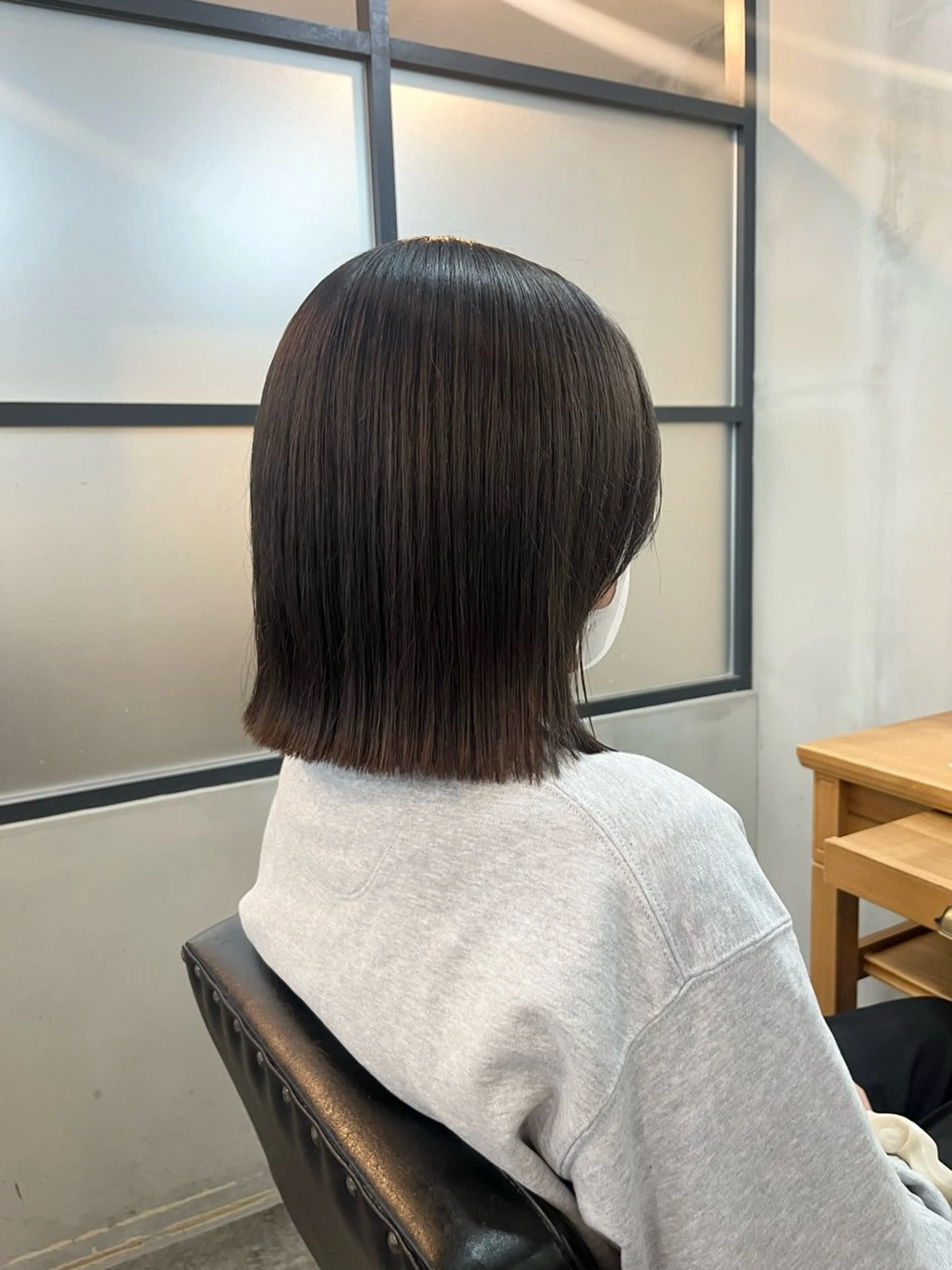 カラー グレージュ 栗本 陽香/顔周りレ イヤー/透明感カラーのヘアスタイル