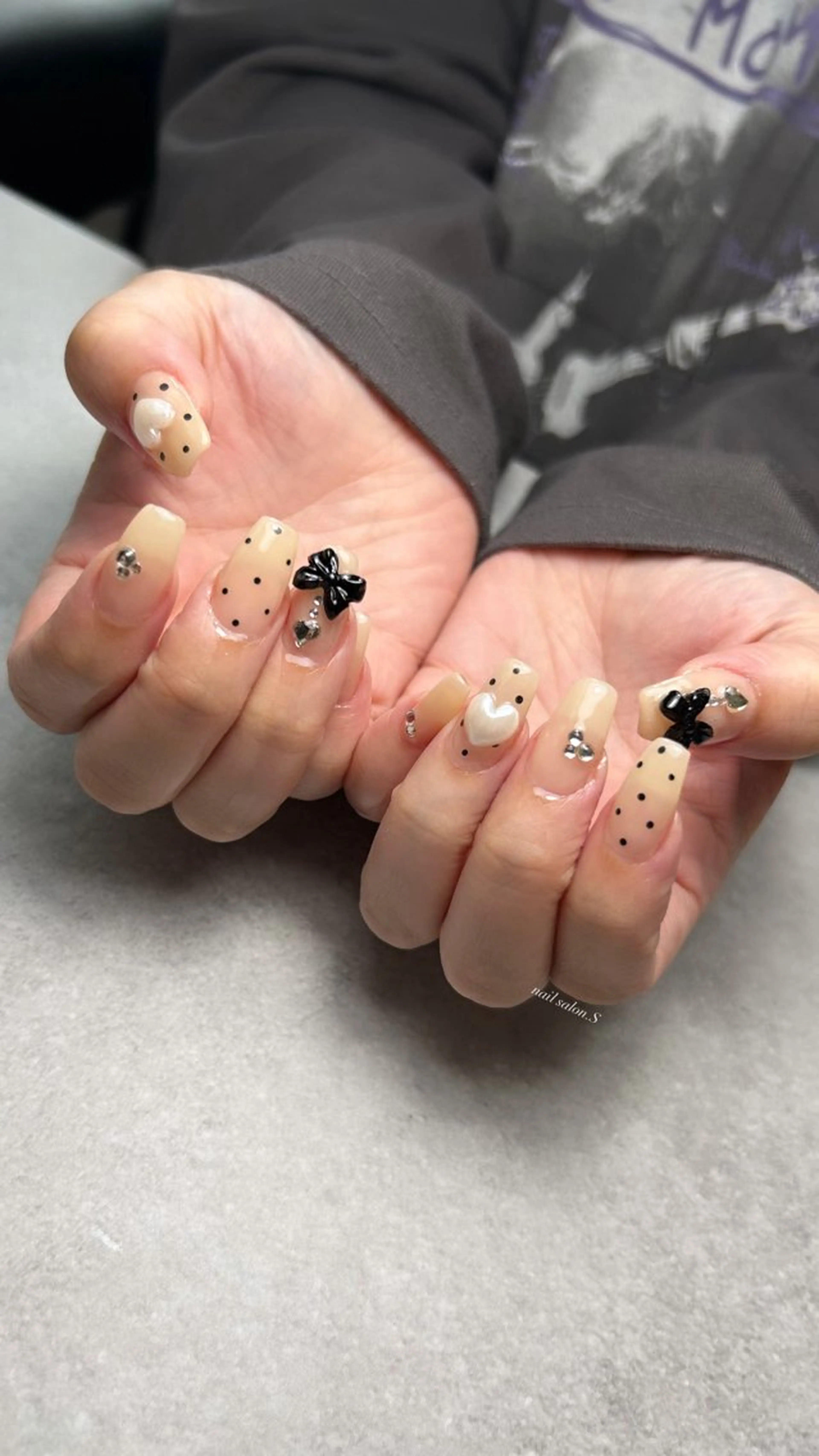 ネイル ドット ジェルネイル ガーリー 韓国ネイル ロングネイル ハンドネイル 関山 志乃のネイルデザイン