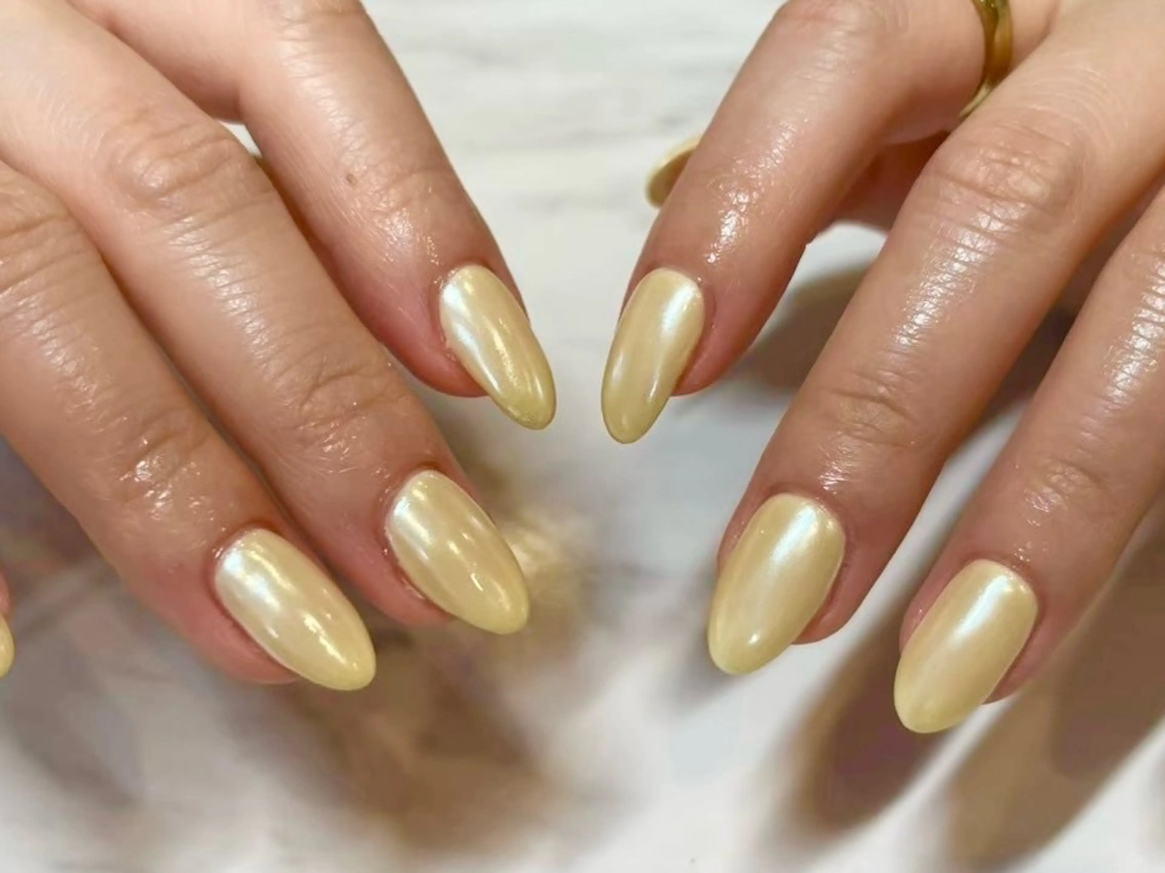 ネイル オーロラネイル ホワイト 黄色 Ayano ♡のネイルデザイン