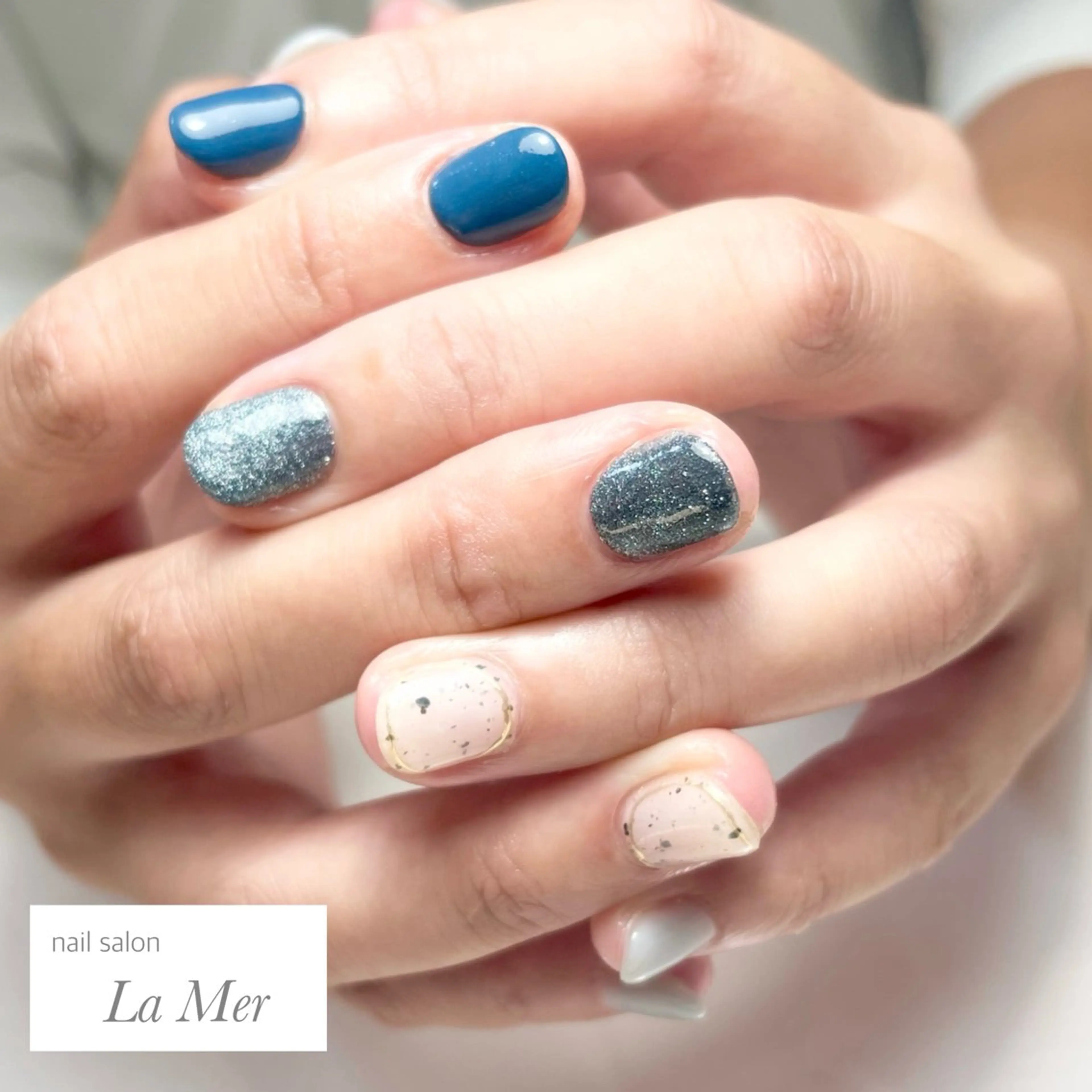 ネイル アニマル柄 ブルー カジュアル フラッシュネイル ゴールド nailsalon La Merのネイルデザイン