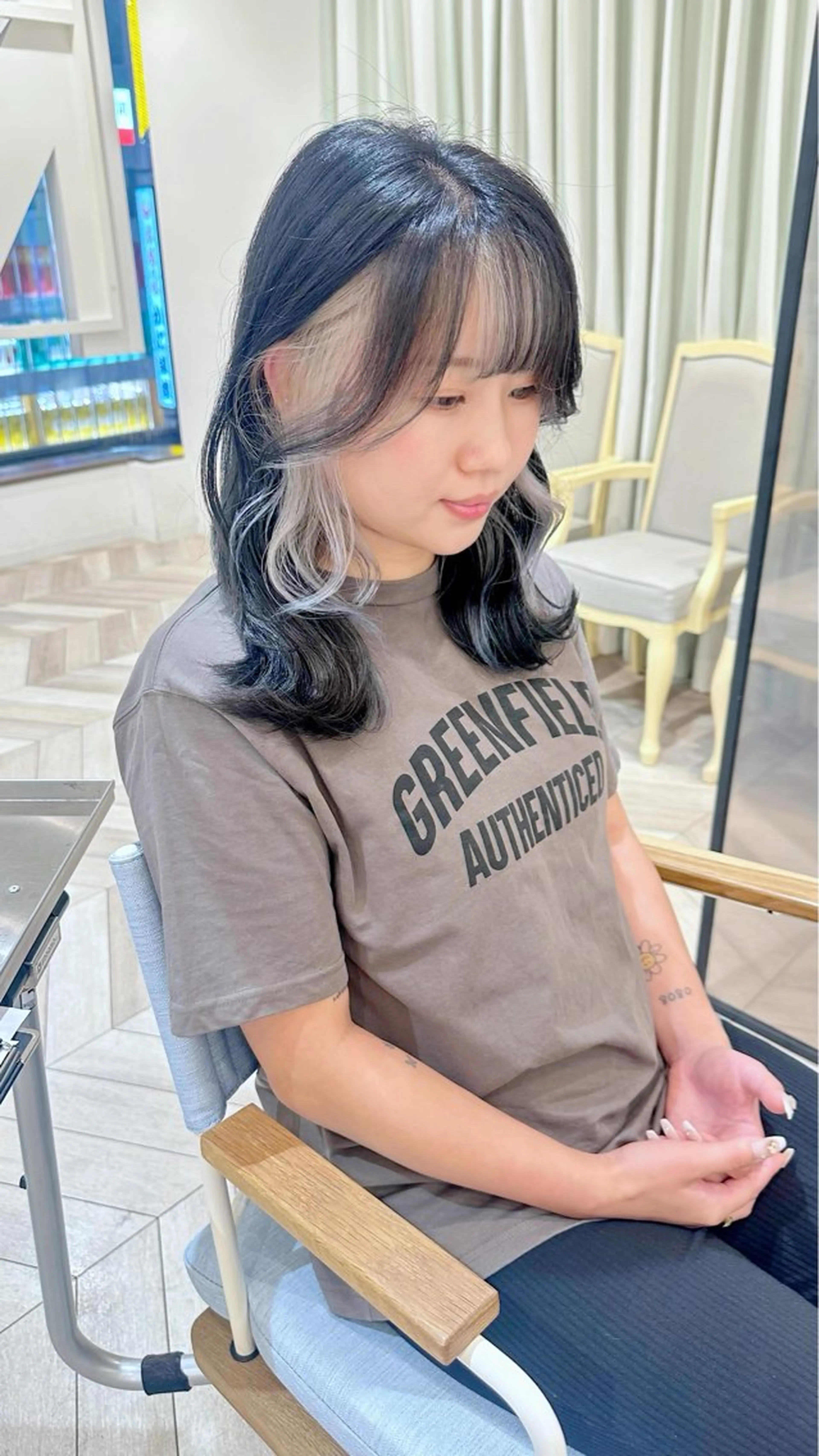 ミディアム カラー ミストバング  フェイスフレーミング カット ヘアカラー ベージュ/インナー カラー🤍Rieのヘアスタイル