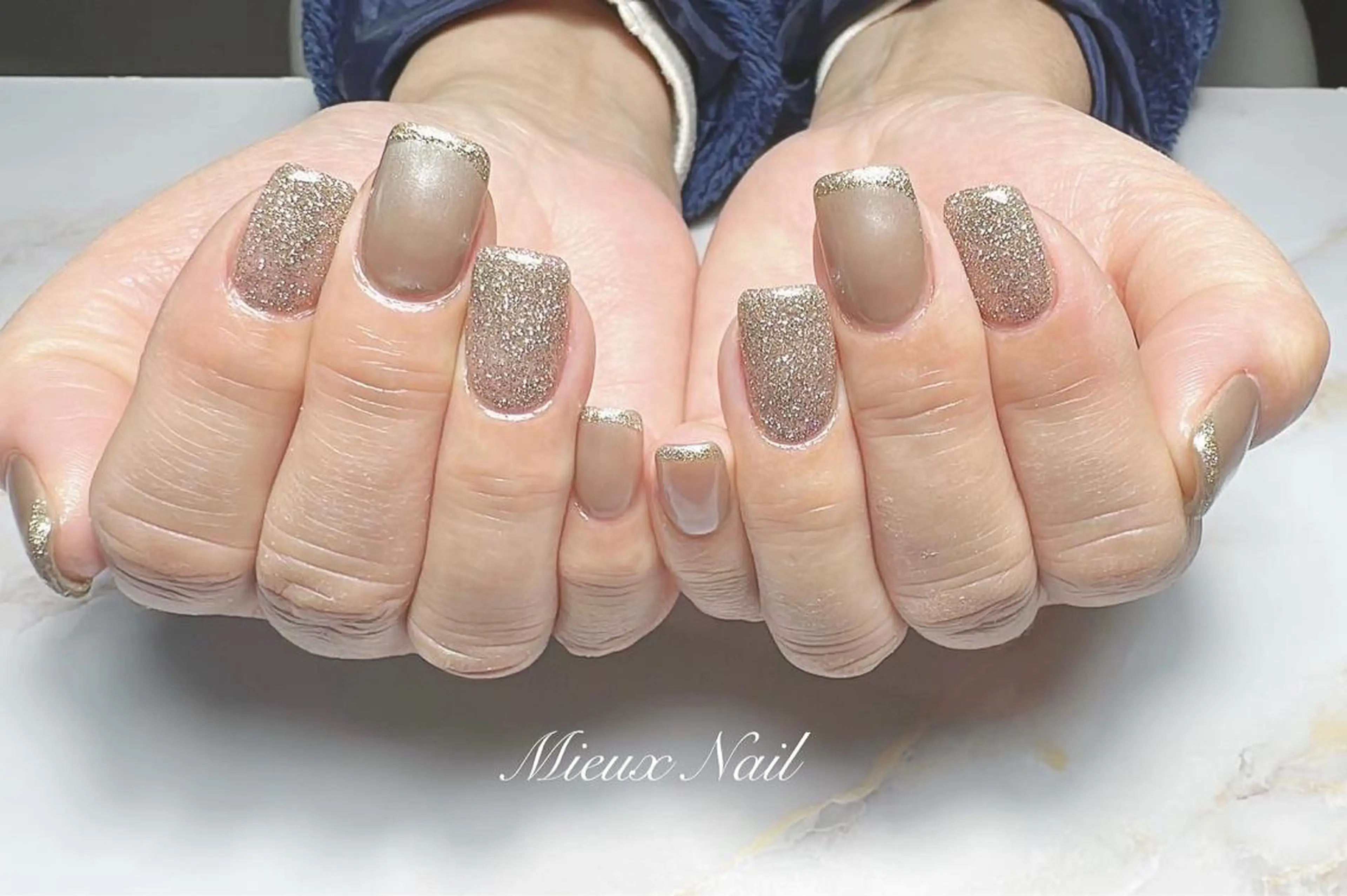 ネイル ブルー フラッシュネイル ラメ(グリッター) ワンカラーネイル シンプルネイル ハンドネイル 市川 麻衣子のネイルデザイン