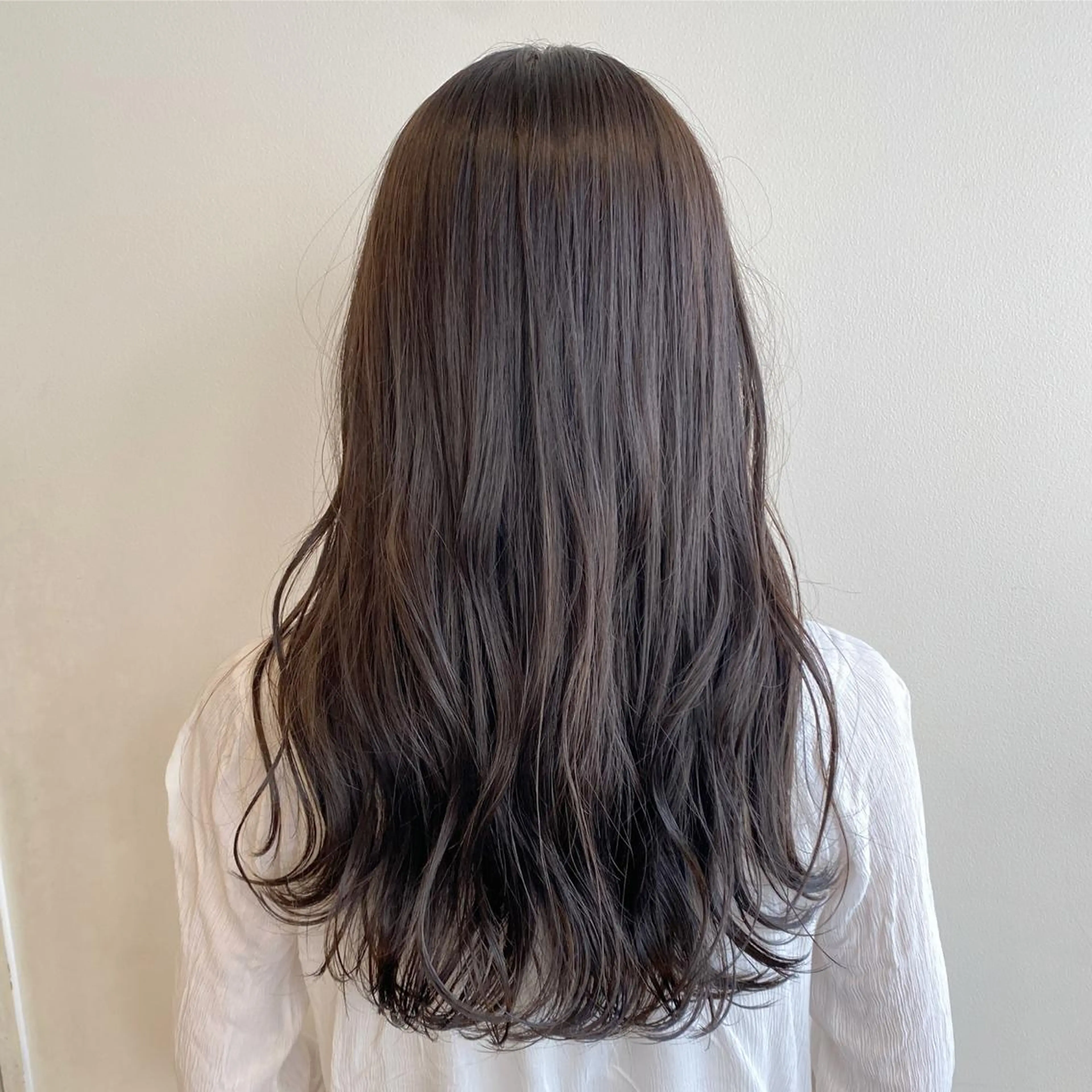 セミロング カラー ベージュカラー 透明感カラー レイヤーカット ローレイヤー salowin渋谷kitaya park前所属・RIKA韓国ヘア/く びれヘア/上品カラーのヘアスタイル