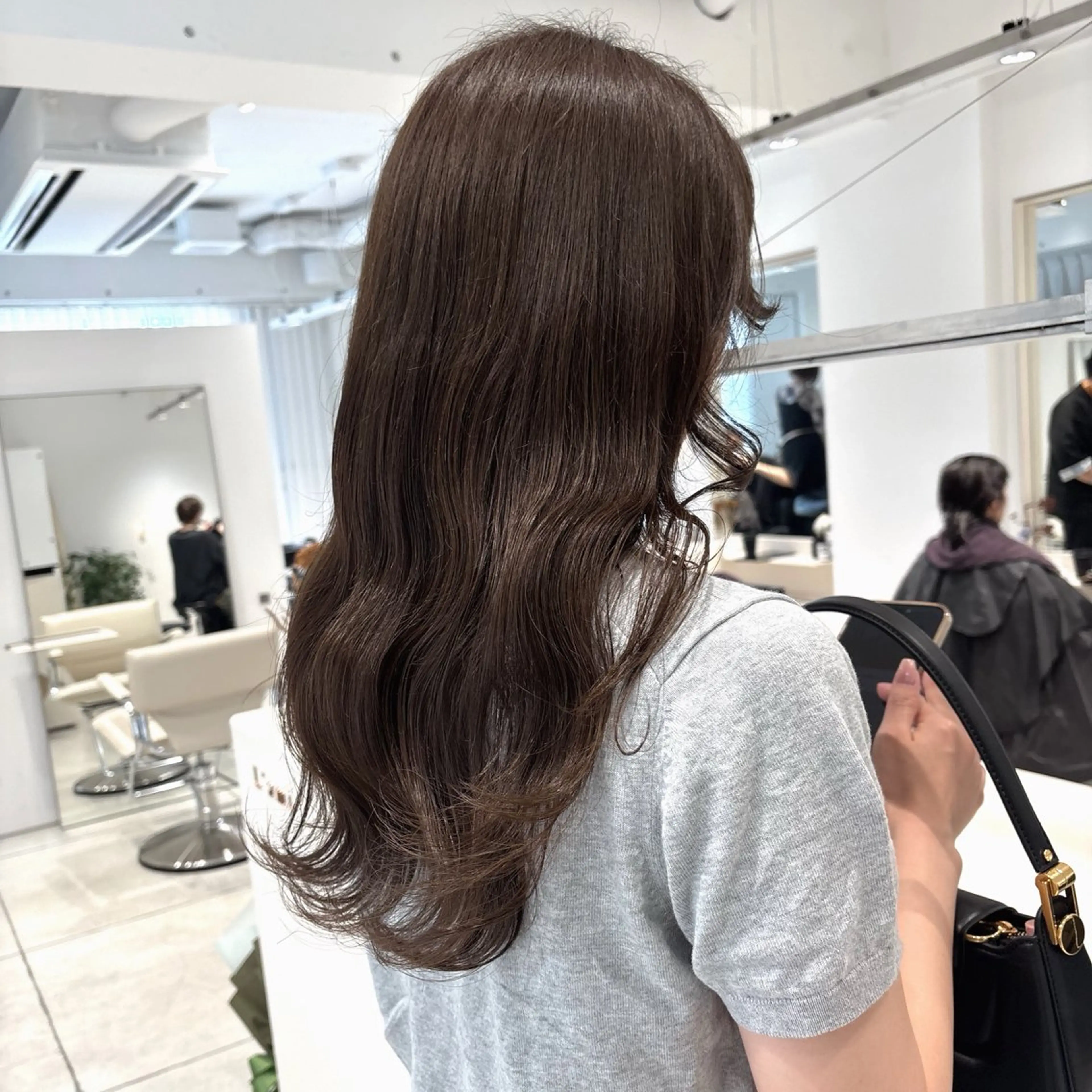セミロング カラー ベージュカラー 透明感カラー グレージュ カーキグレージュ オリーブベージュ カット ヘアカラー トリートメント ヘッドスパ ヘアセット カジュアルを女っぽく 𝗮𝘆𝗮𝗰𝗼のヘアスタイル