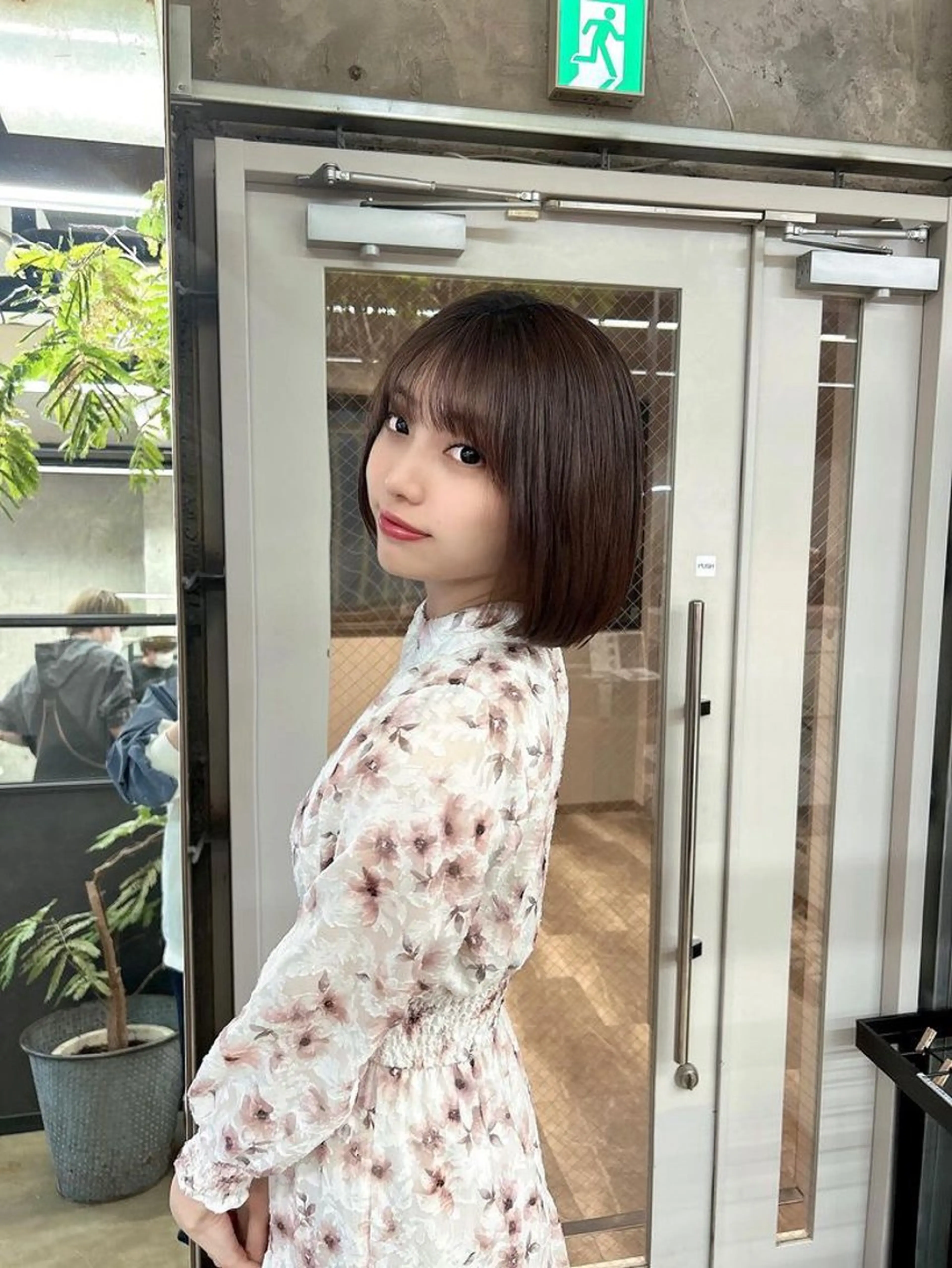 ミディアム 鈴木瑛里／ブロンド ベージュ／男女のヘアスタイル