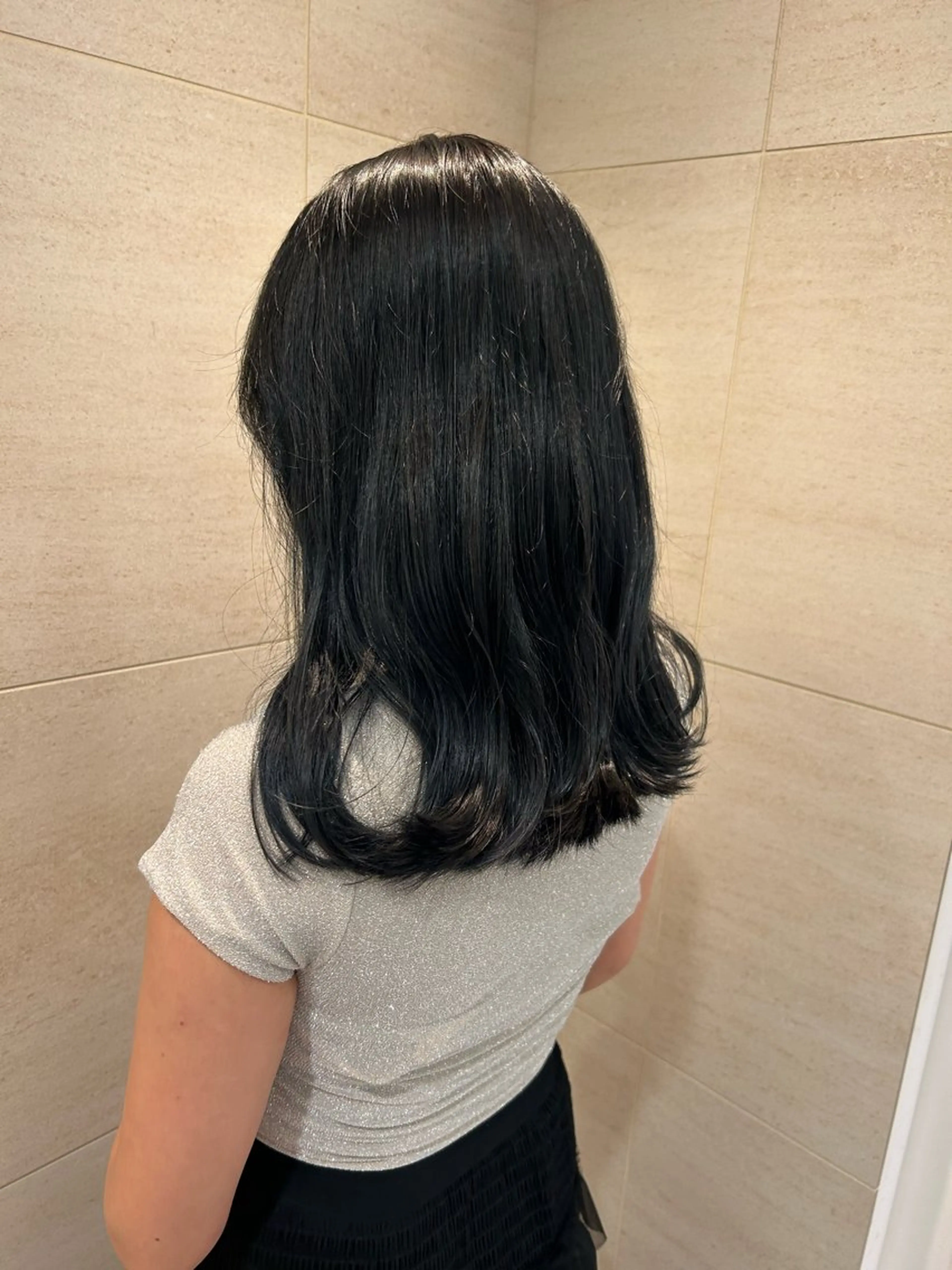 セミロング カラー 黒髪 ブルーカラー ブルーブラック 新横浜CLOVER 本店🍀 鈴木 陽太のヘアスタイル