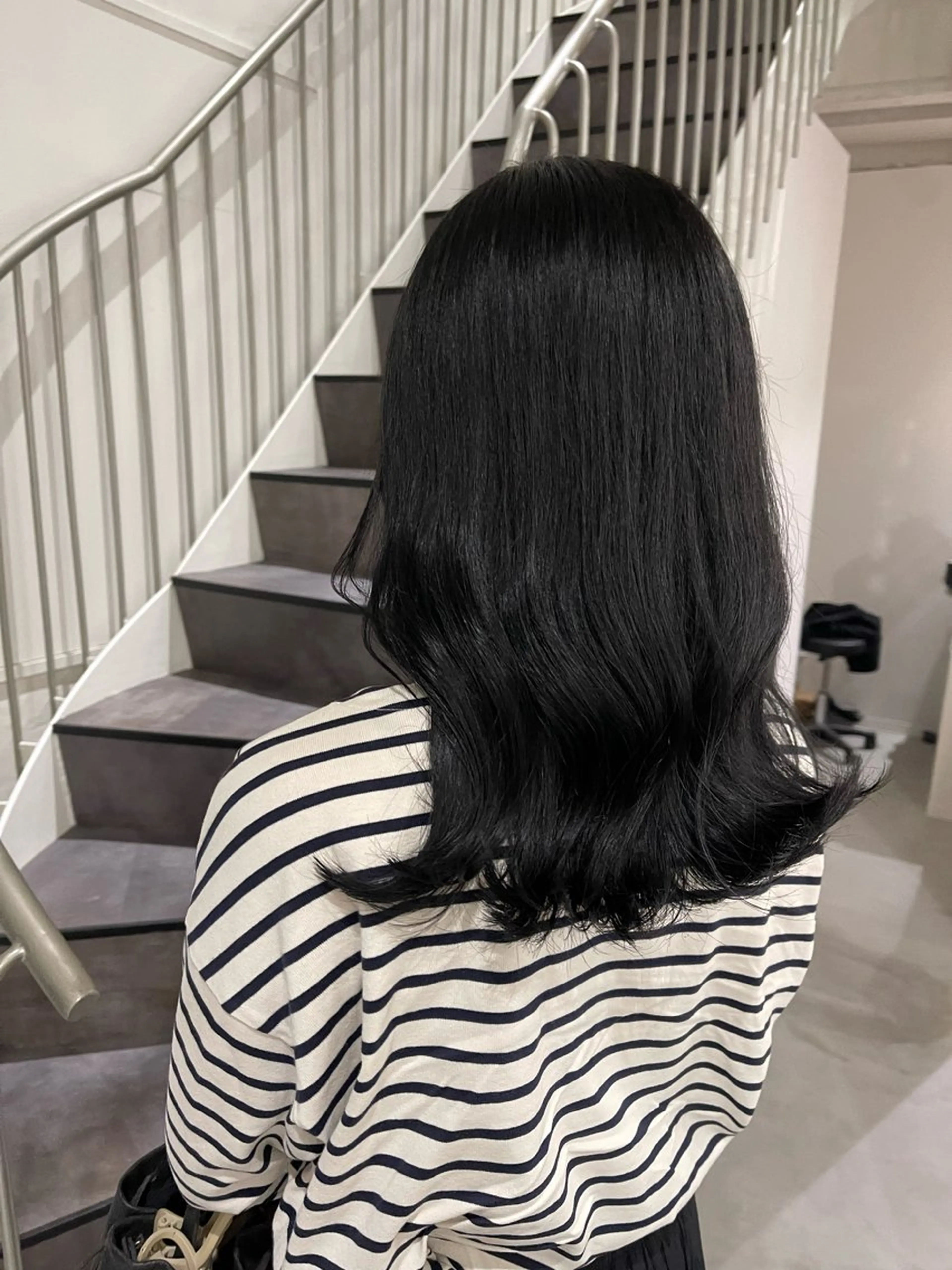 ミディアム カラー 黒髪 ブルーカラー ブルーブラック Kamie みかじりのヘアスタイル