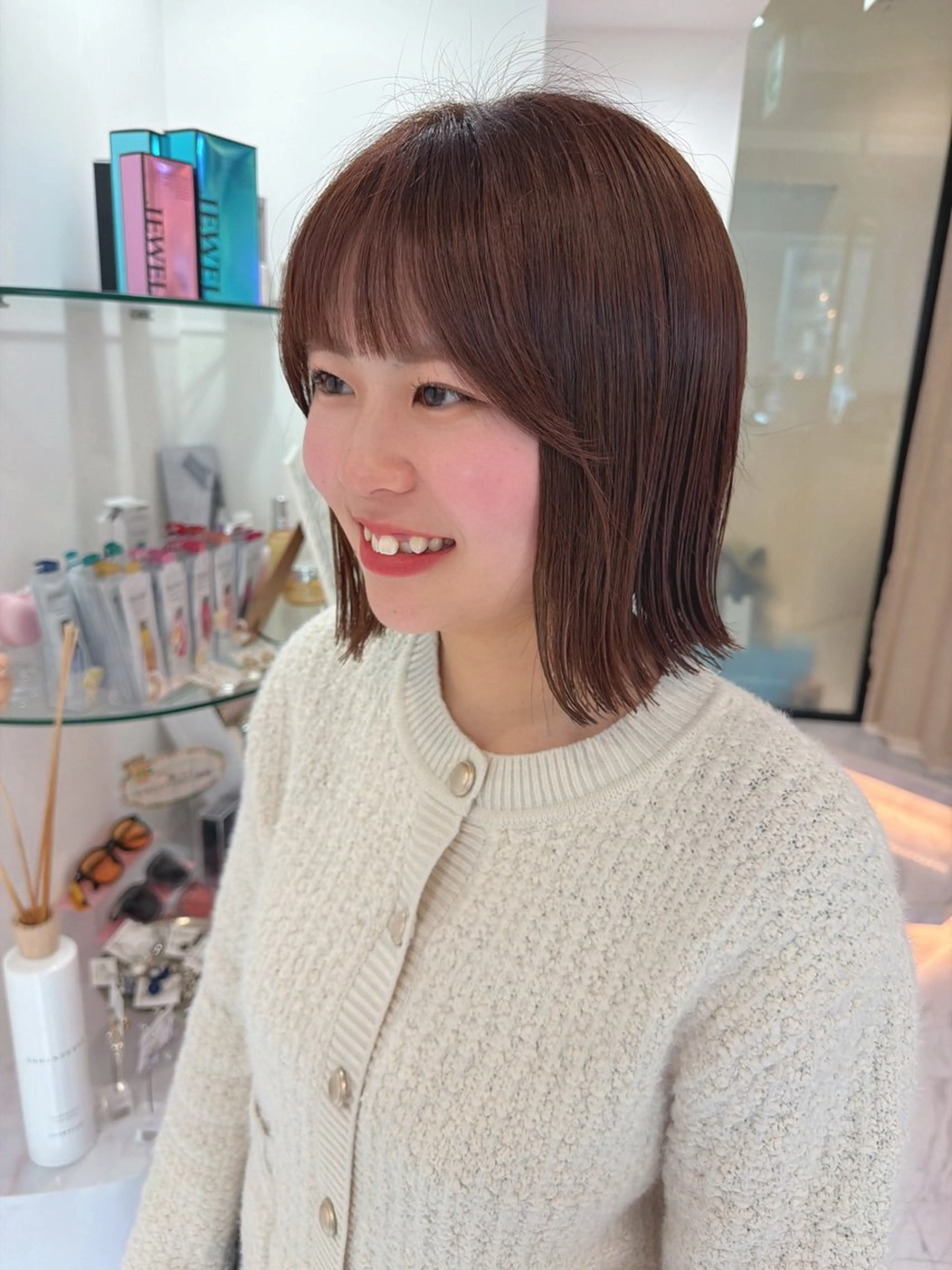 ショート カラー ボブ 外ハネヘア カット ヘアカラー SAYAKA 🍒／ボブ／暖色のヘアスタイル