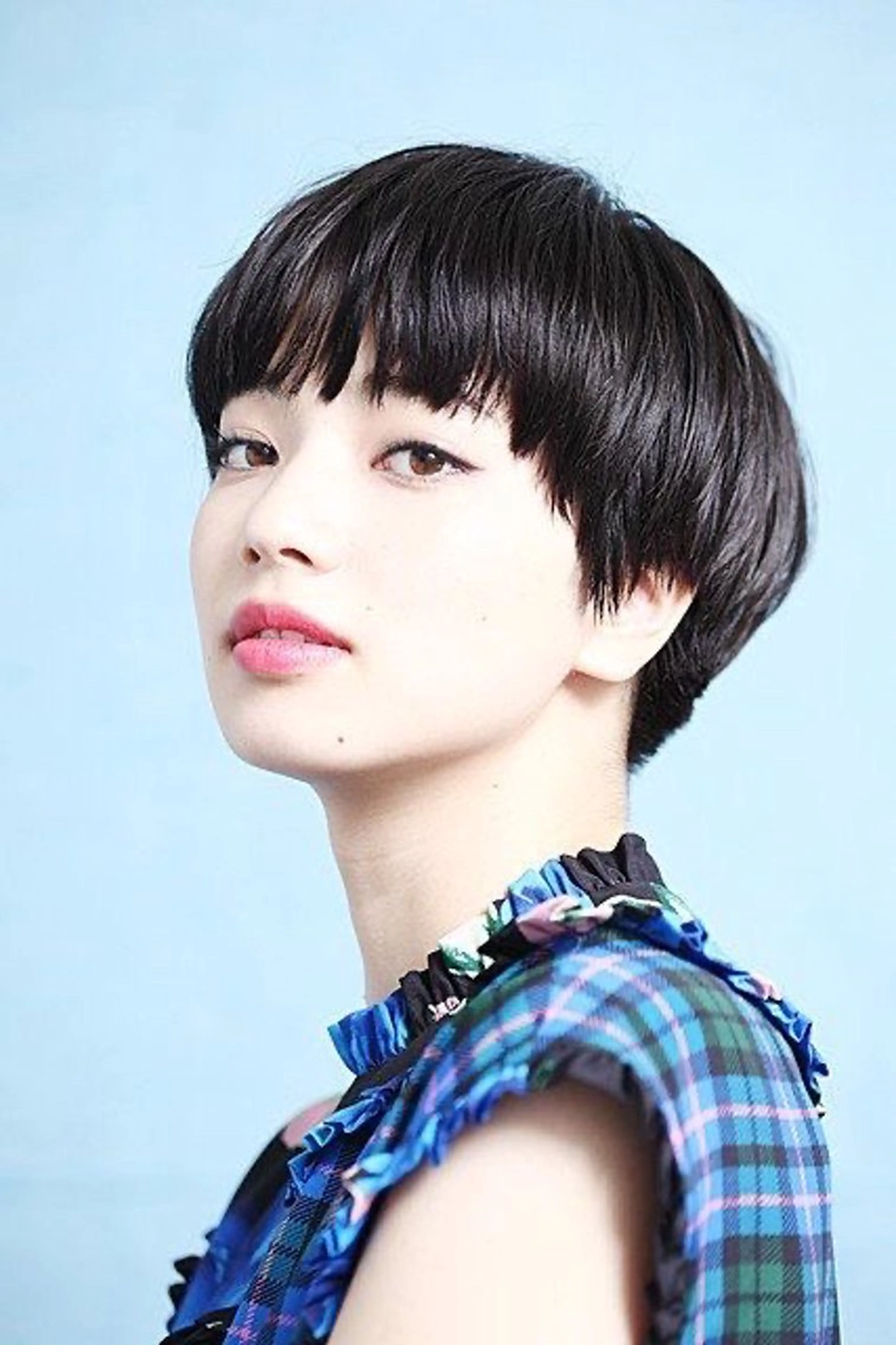 ショート 曲がる縮毛矯正 センターパートのヘアスタイル