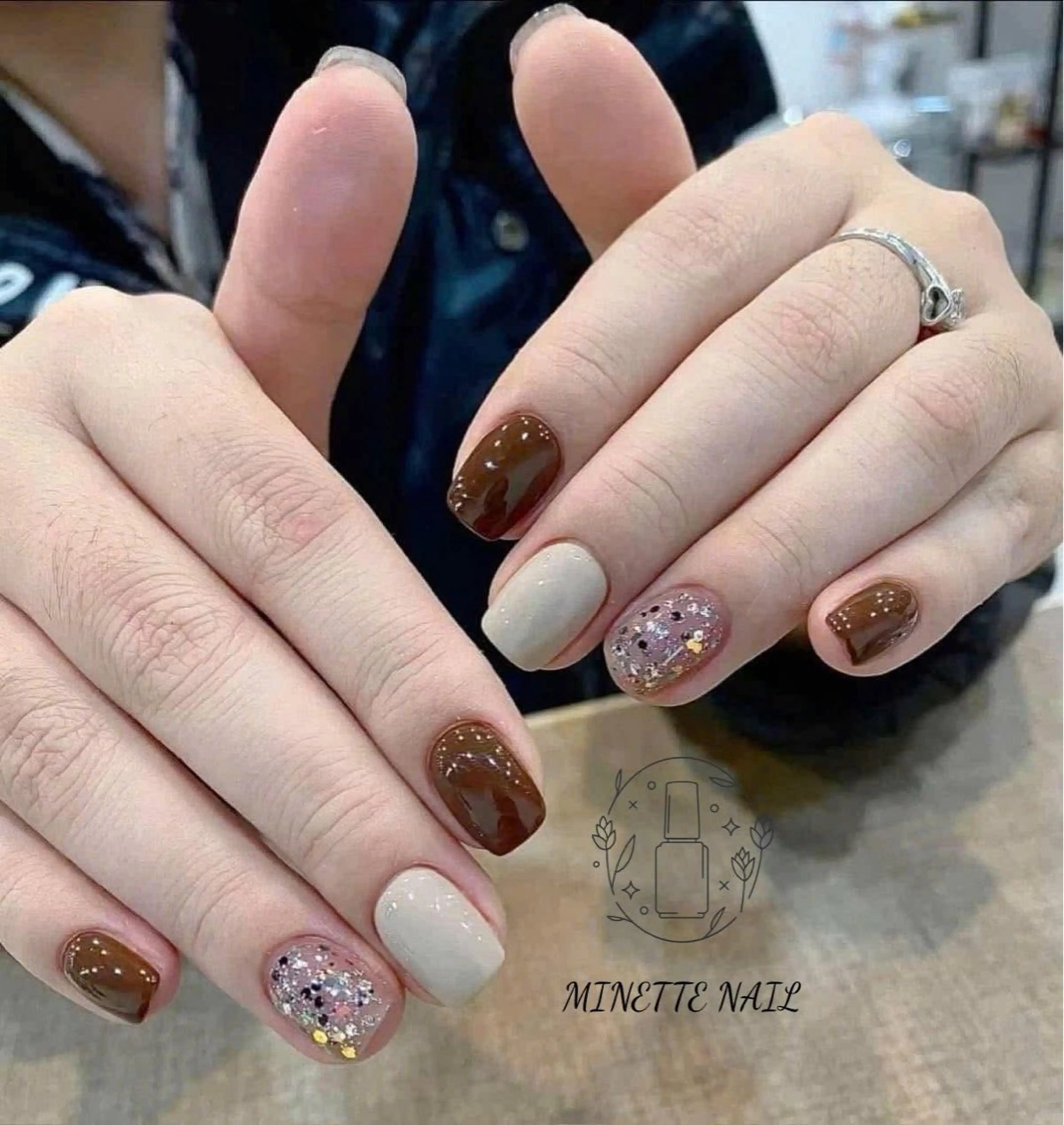 ネイル ブラウン フレンチネイル ジェルネイル キラキラネイル ラメ(グリッター) Minette Nailのネイルデザイン