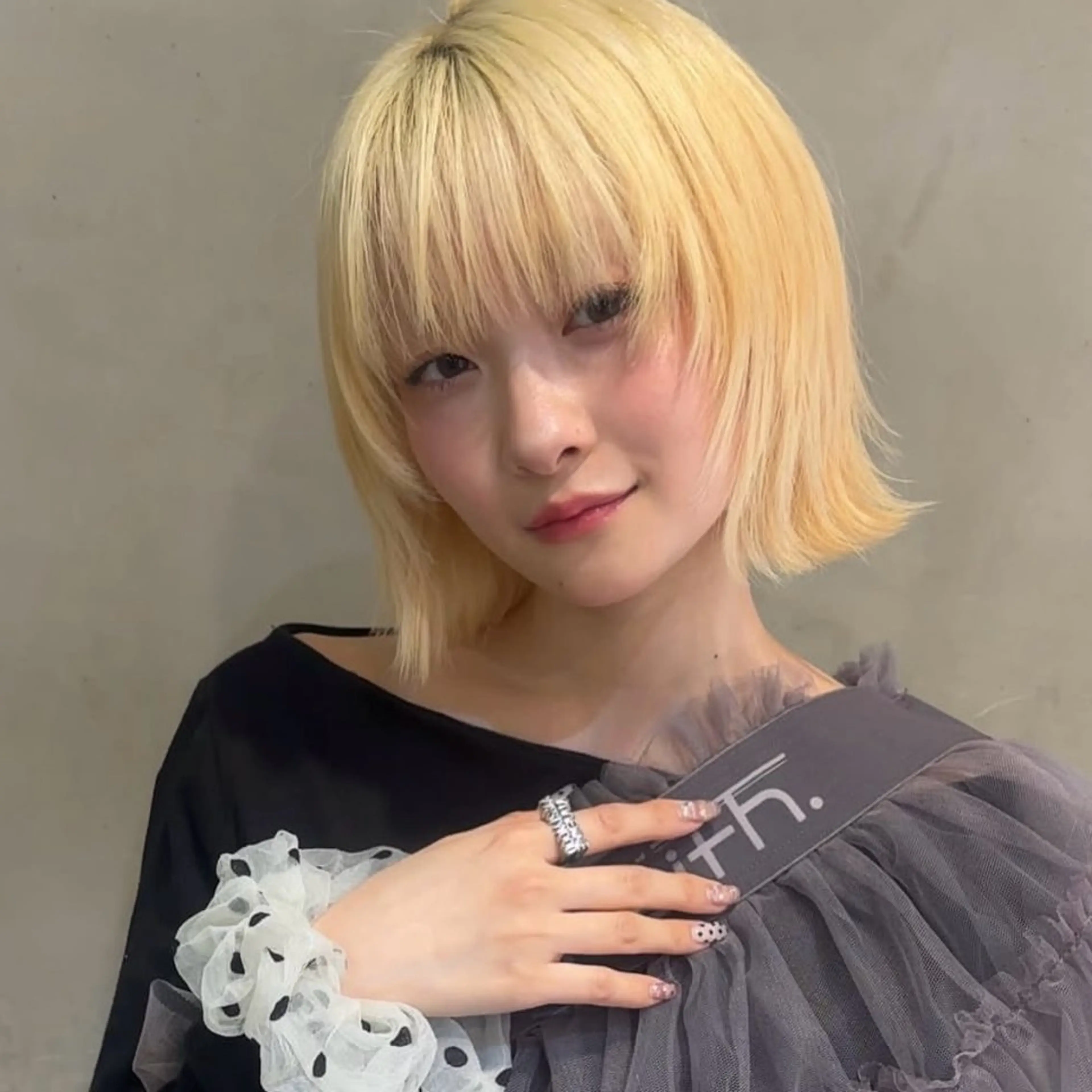 ショート カラー ヘアカラー トリートメント おしゃれハイトーン 💗AKARIのヘアスタイル