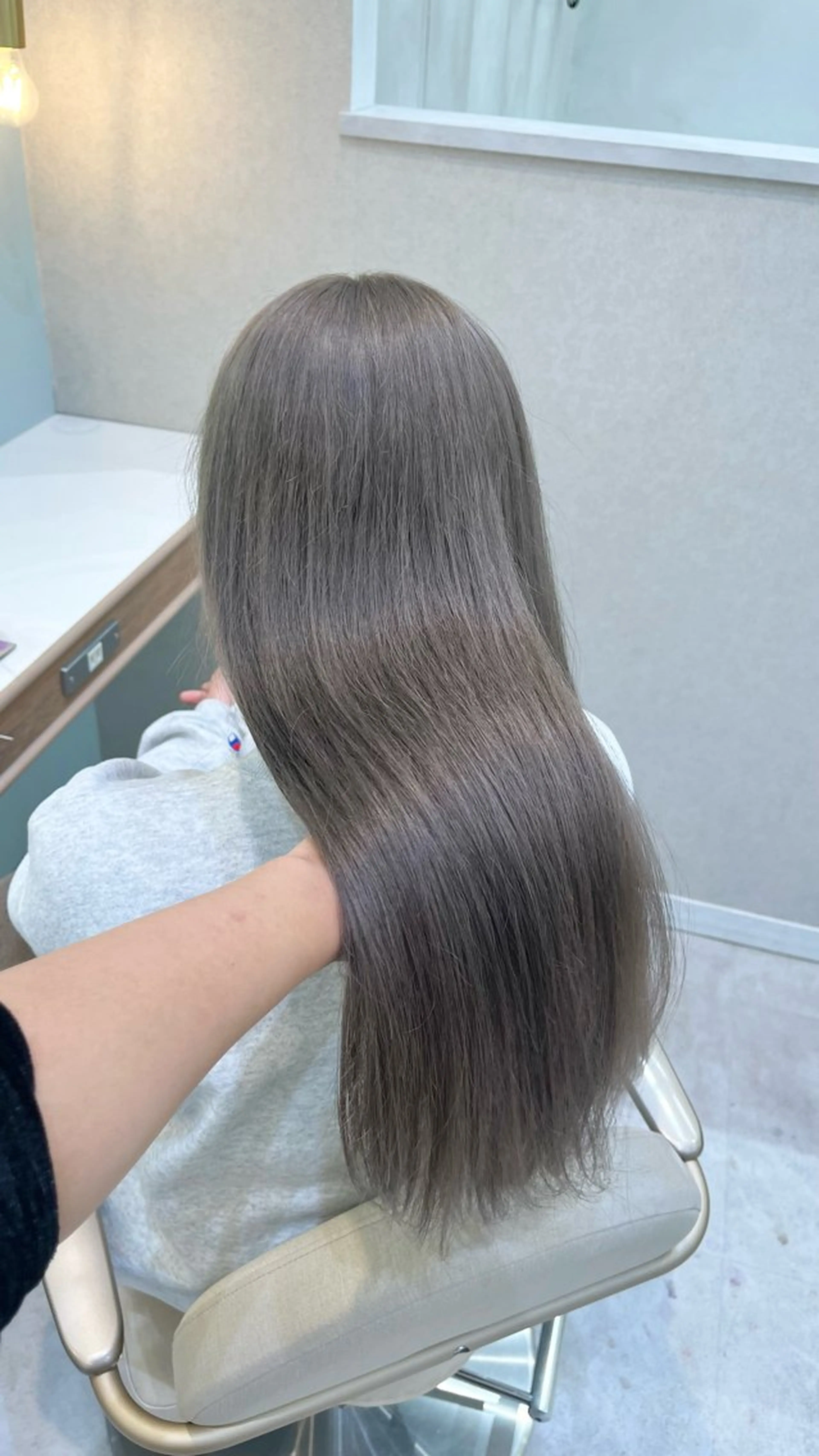 ロング カラー ブリーチ グレージュ シルバー シルバーグレージュ 𝑴𝑰𝑨🎀赤髪 /ピンク/髪質改善のヘアスタイル