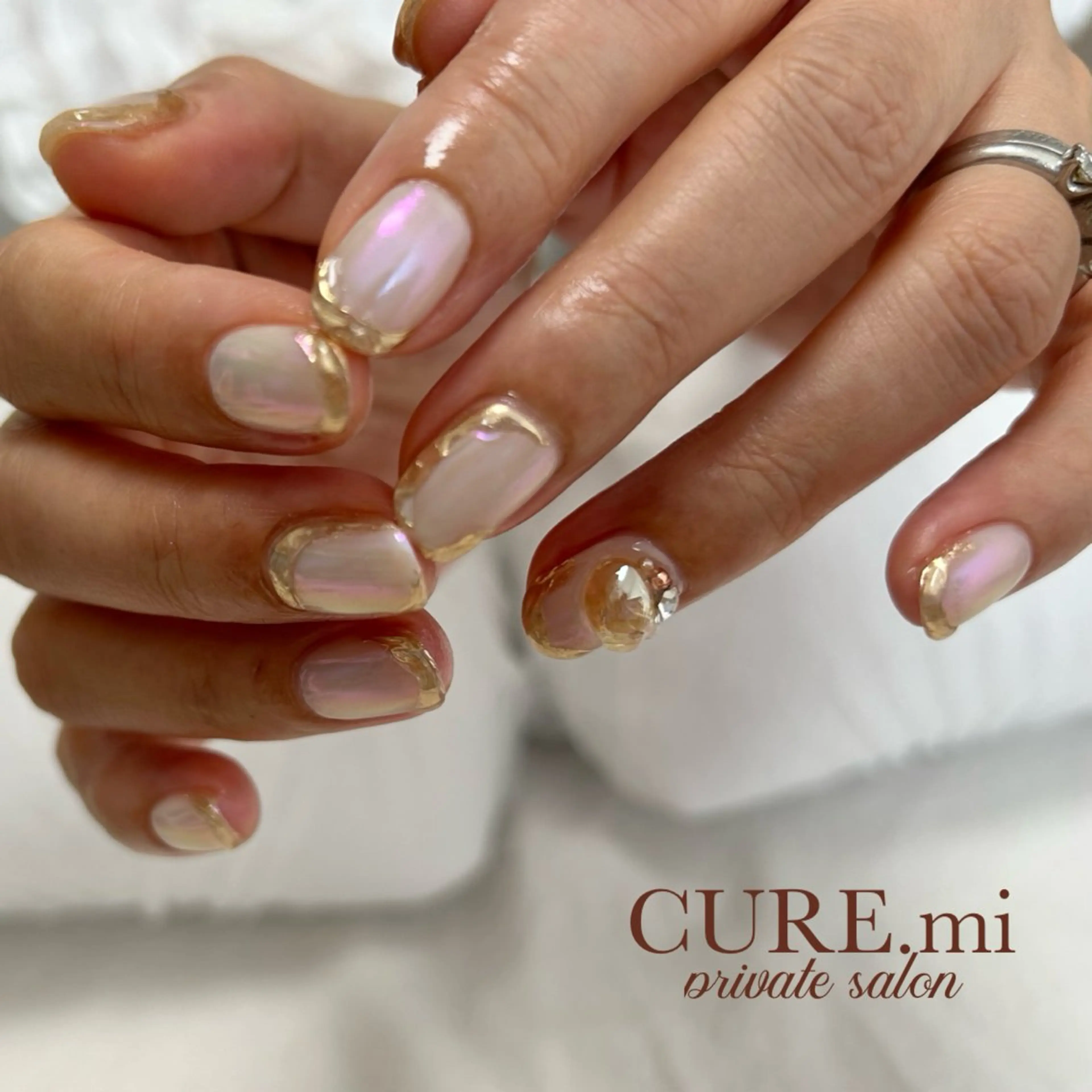 ネイル オーロラネイル キラキラネイル ミラーネイル ホワイト ハンドネイル ハンドケア 伊藤 美香のその他イメージ