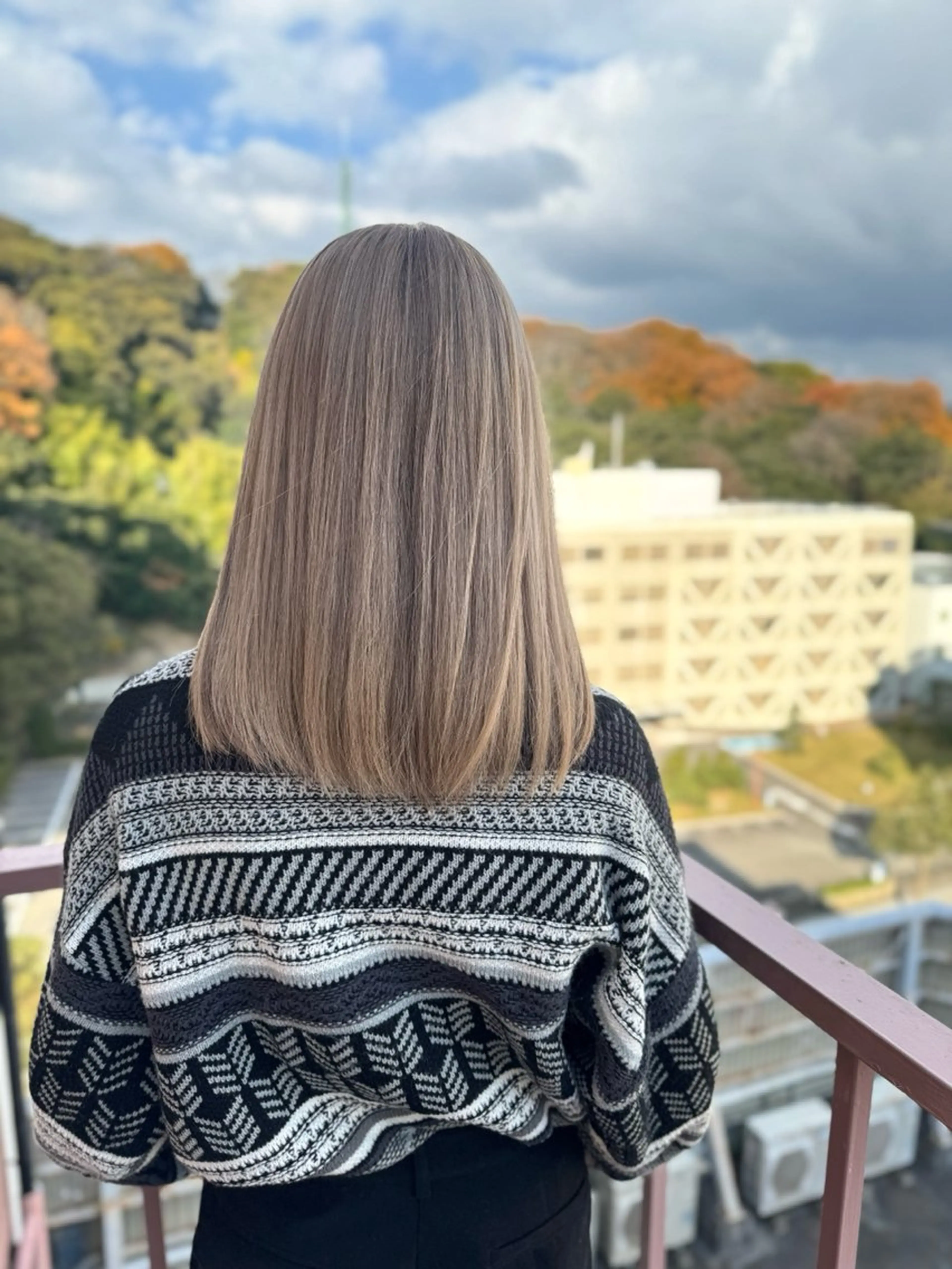 ミディアム カラー グレージュ ハイトーンカラー ミルクティーグレージュ ヘアカラー Viage （ビアージュ）のヘアスタイル