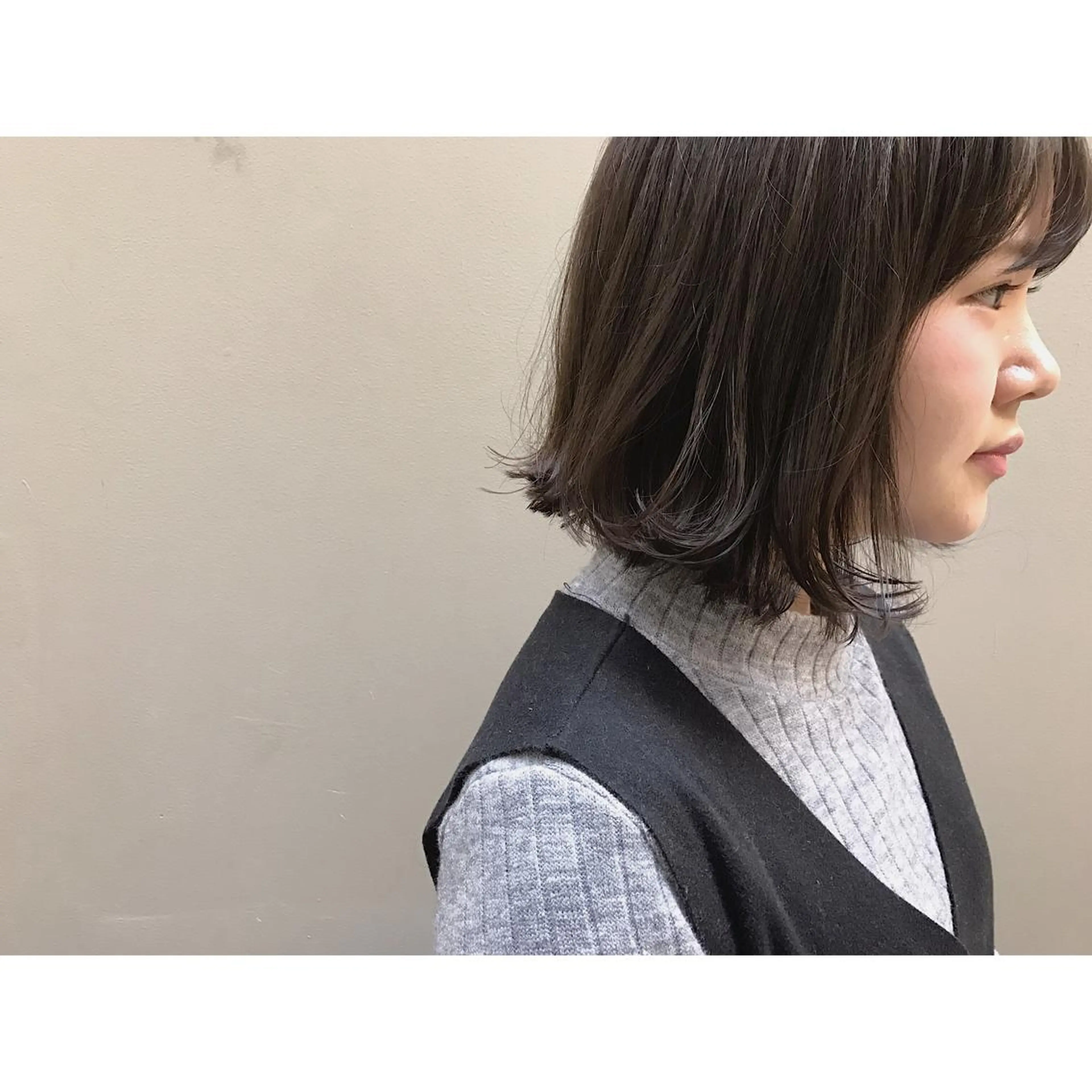 ミディアム セミロング カラー 透明感カラー ダークグレー 外ハネヘア 日々所属・谷 大地のヘアスタイル