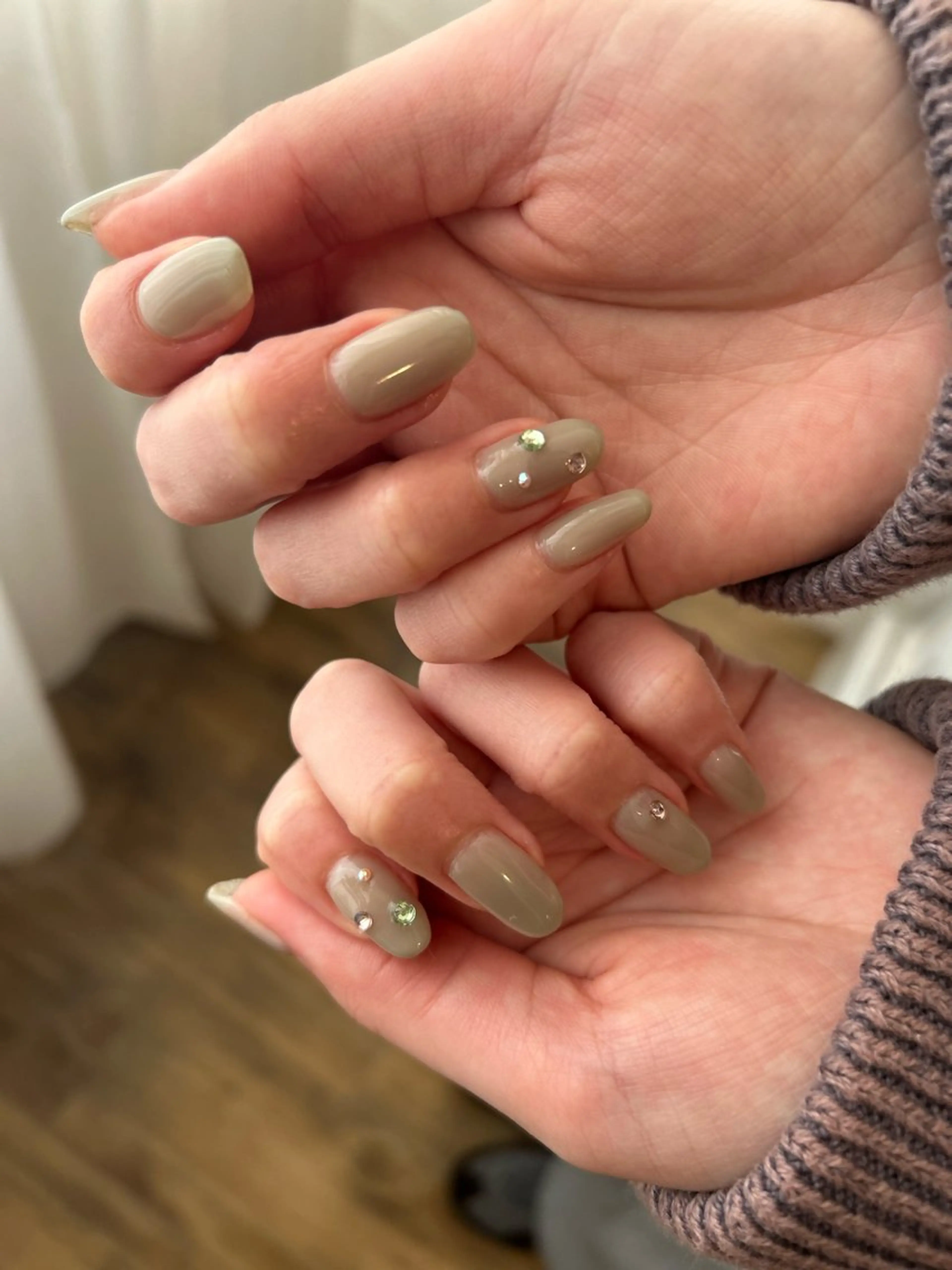 ネイル ワンカラーネイル ストーンネイル nails Mintia ～esaka～所属・松本 麻子のネイルデザイン