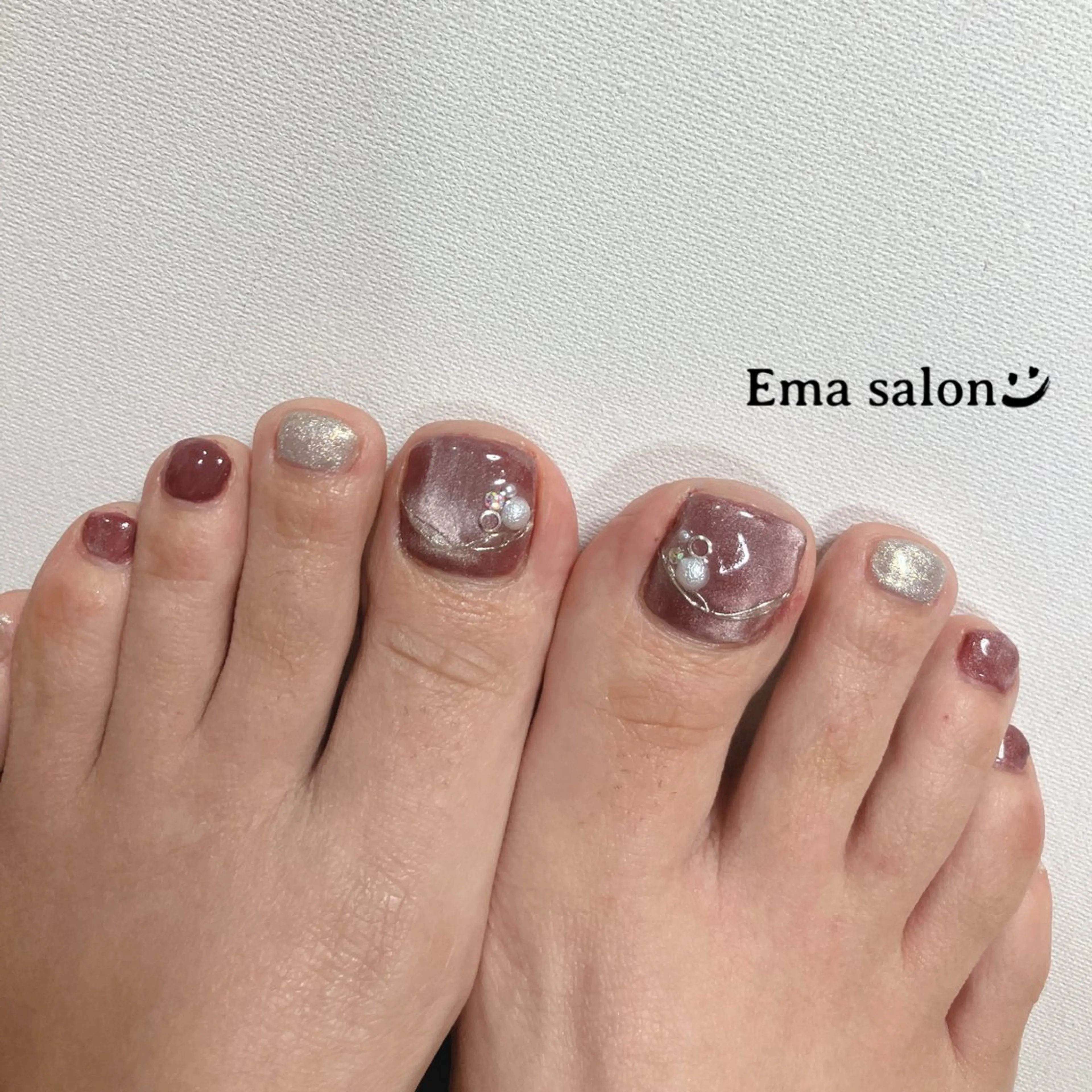 ネイル ボルドー フットネイル キラキラネイル マグネットネイル ミラーネイル フットネイル Ema salon satomiのネイルデザイン