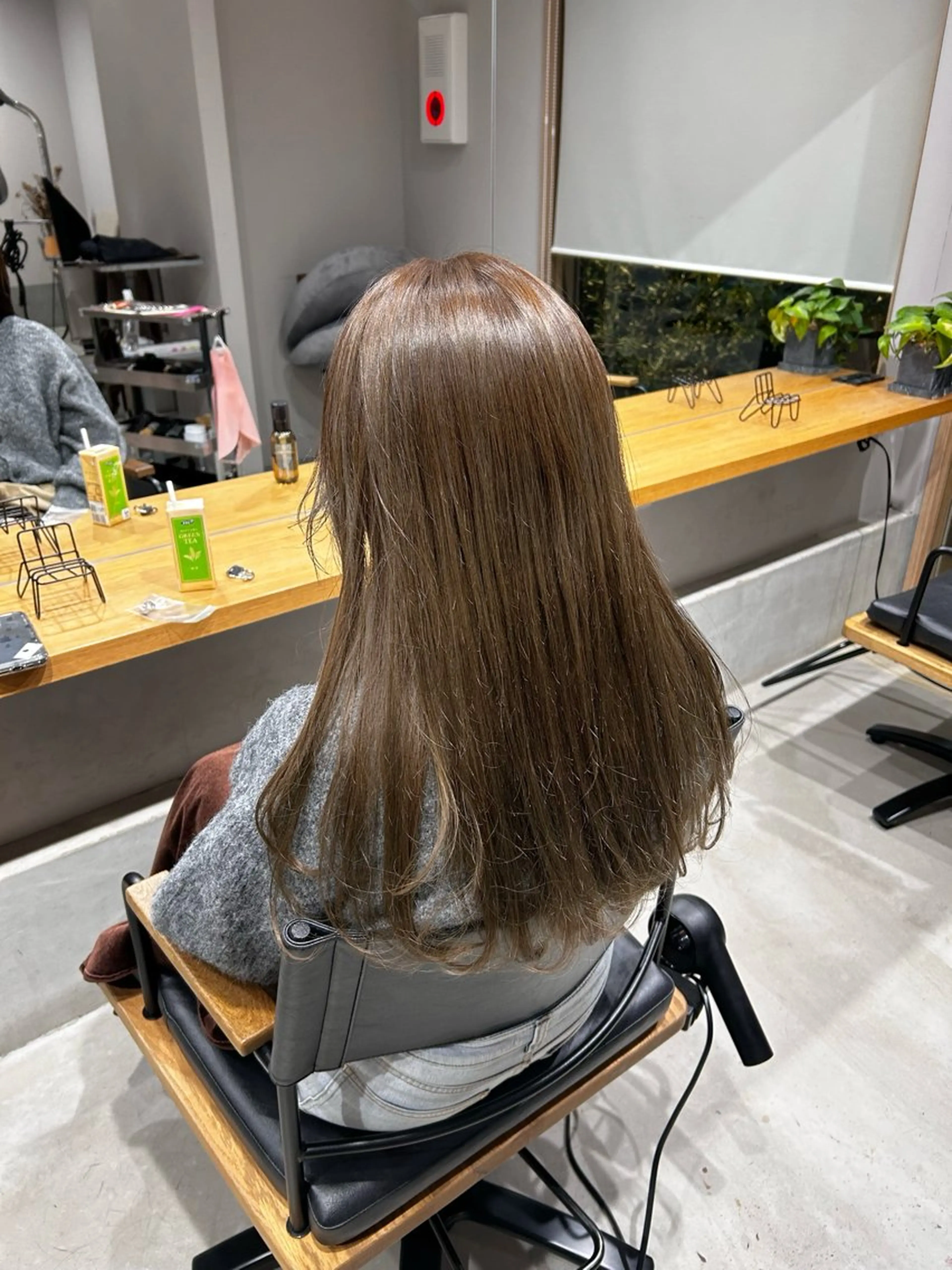 ロング カラー ベージュカラー ブリーチ オリーブベージュ MINX The pass所属・透明感ケアカラー/ レイヤー/ryokaのヘアスタイル