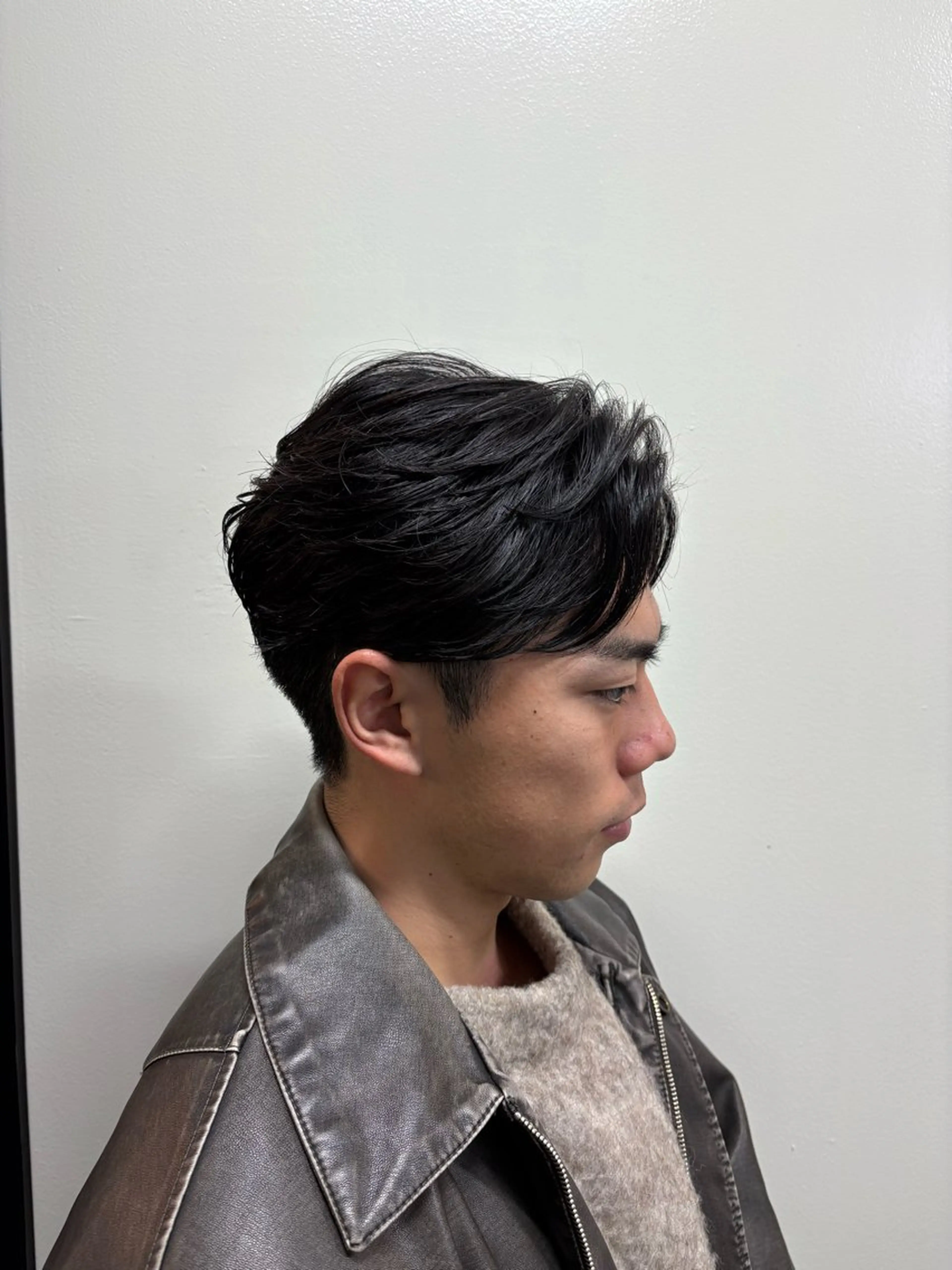 ショート パーマ メンズ フェザーパーマ メンズパーマ ニュアンスパーマ カット パーマ 韓国風メンズ/毛流れ ヘアなら須田龍世のヘアスタイル