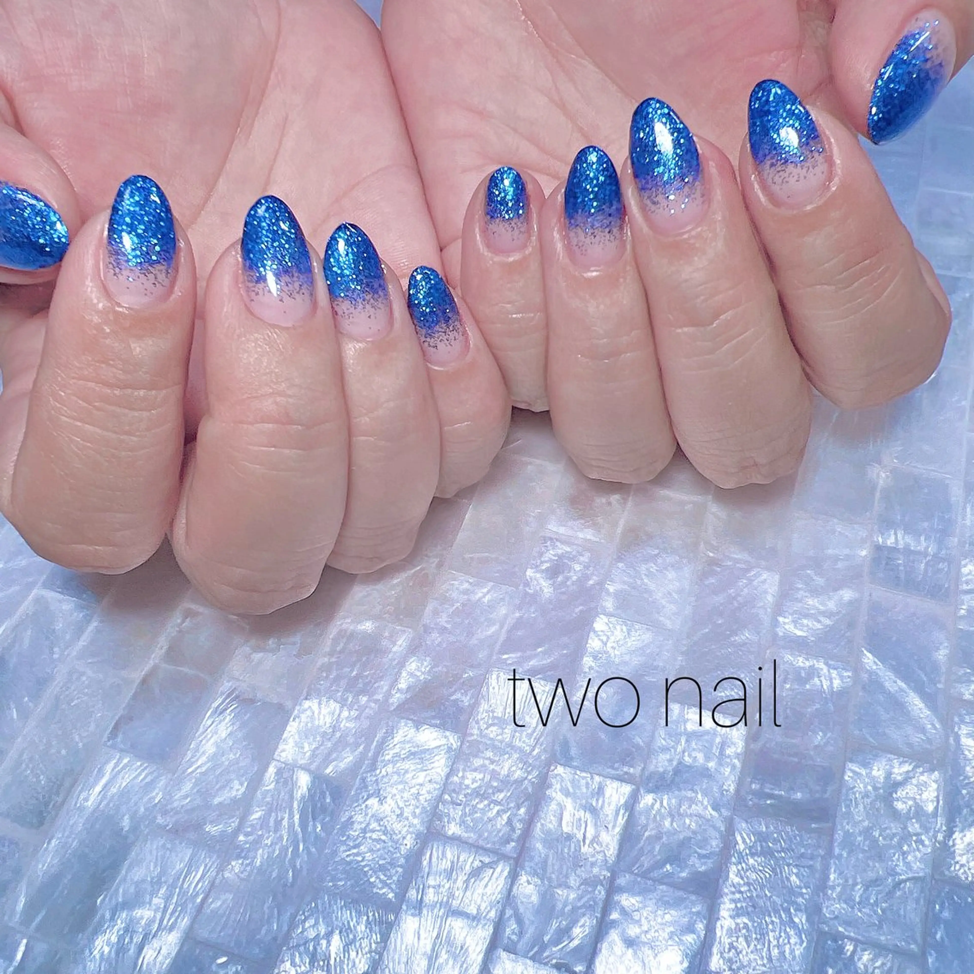 ネイル キラキラネイル ネイルチップ ホワイト ハンドネイル two nailのネイルデザイン