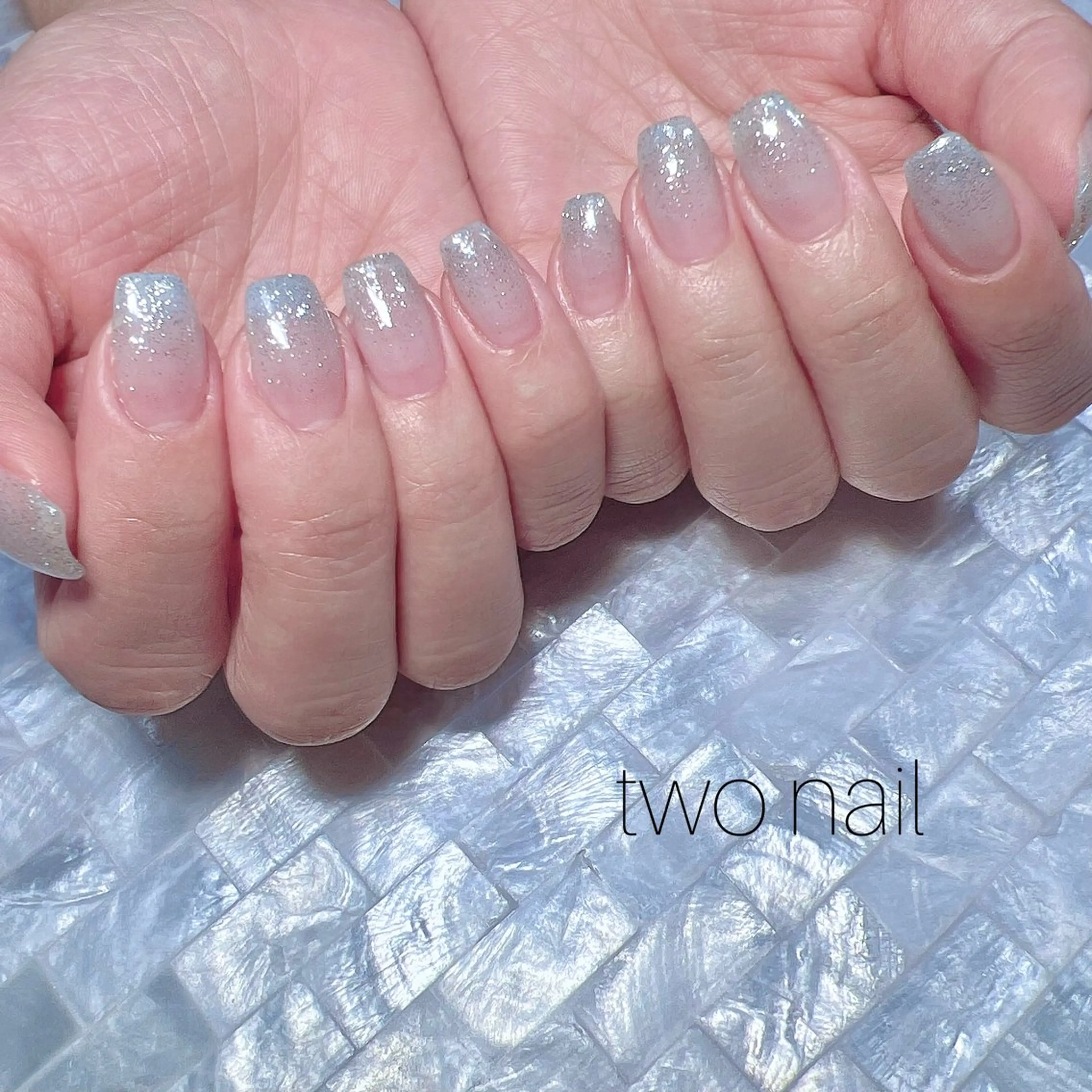 ネイル キラキラネイル ネイルチップ ホワイト ハンドネイル two nailのネイルデザイン