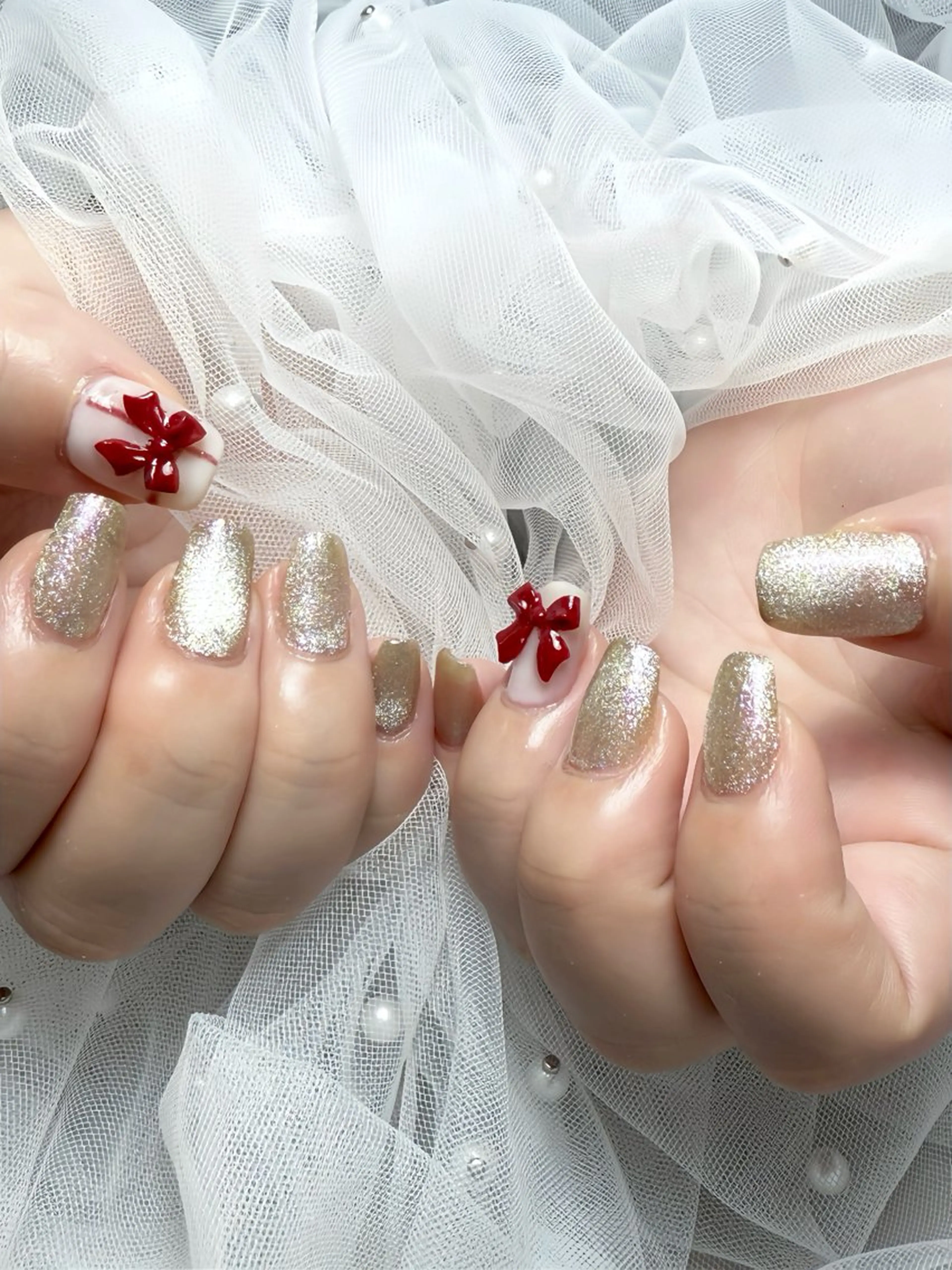 ネイル ゴールド マグネットネイル 赤色 リボン ホワイト mimo*lash 府中店所属・mimo*lash 🩰kanatsuのネイルデザイン