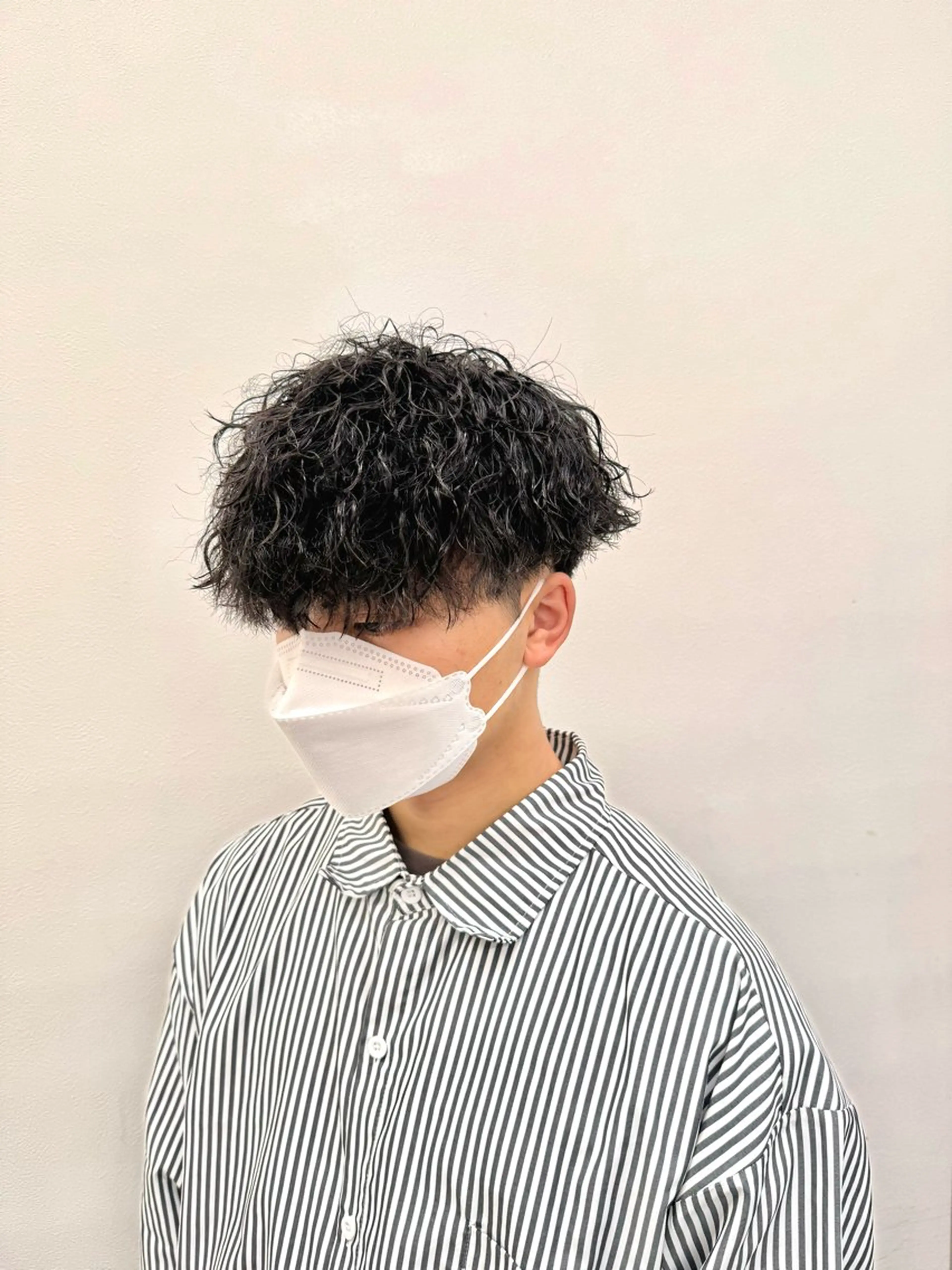 ミディアム パーマ ヘアアレンジ メンズ ミディアムパーマ メンズパーマ 顔まわりカット の達人のヘアスタイル