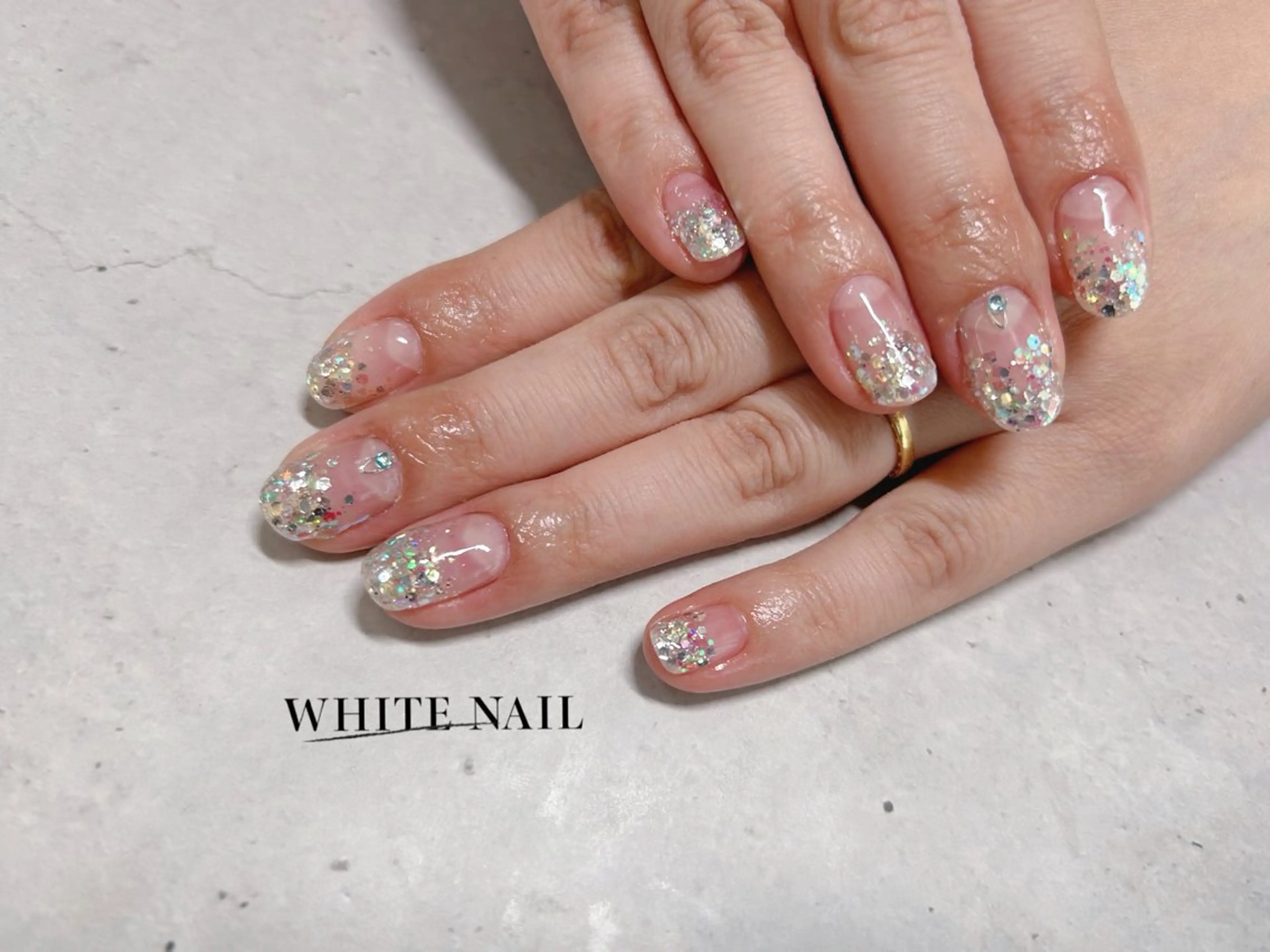 ネイル グラデーション ラメ(グリッター) ラメグラデーション ハンドネイル WHITE NAIL ホワイトネイルのネイルデザイン