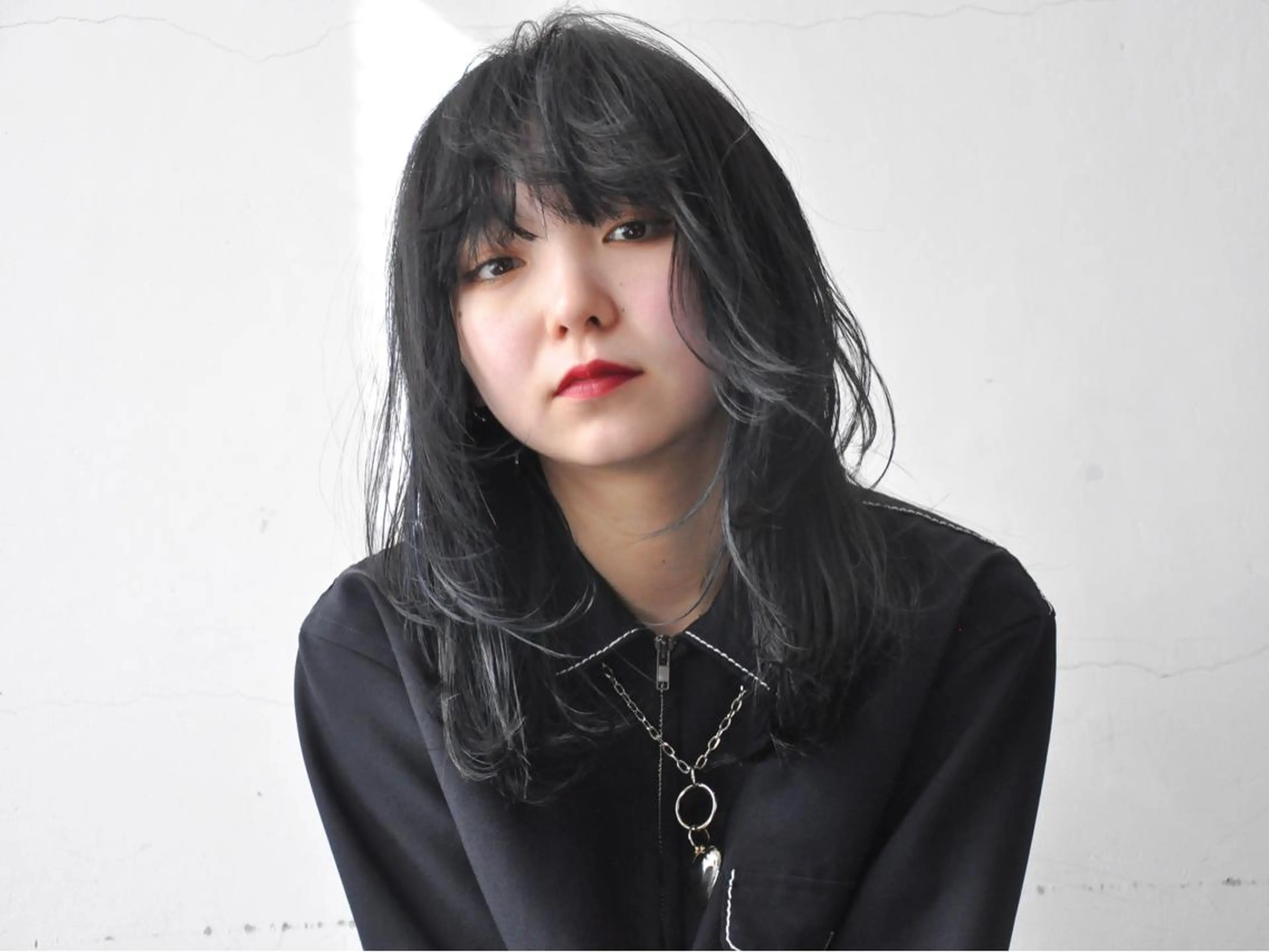 セミロング カラー ブリーチ ネイビーカラー THE./ブリーチ 透感カラー/髪質改善のヘアスタイル