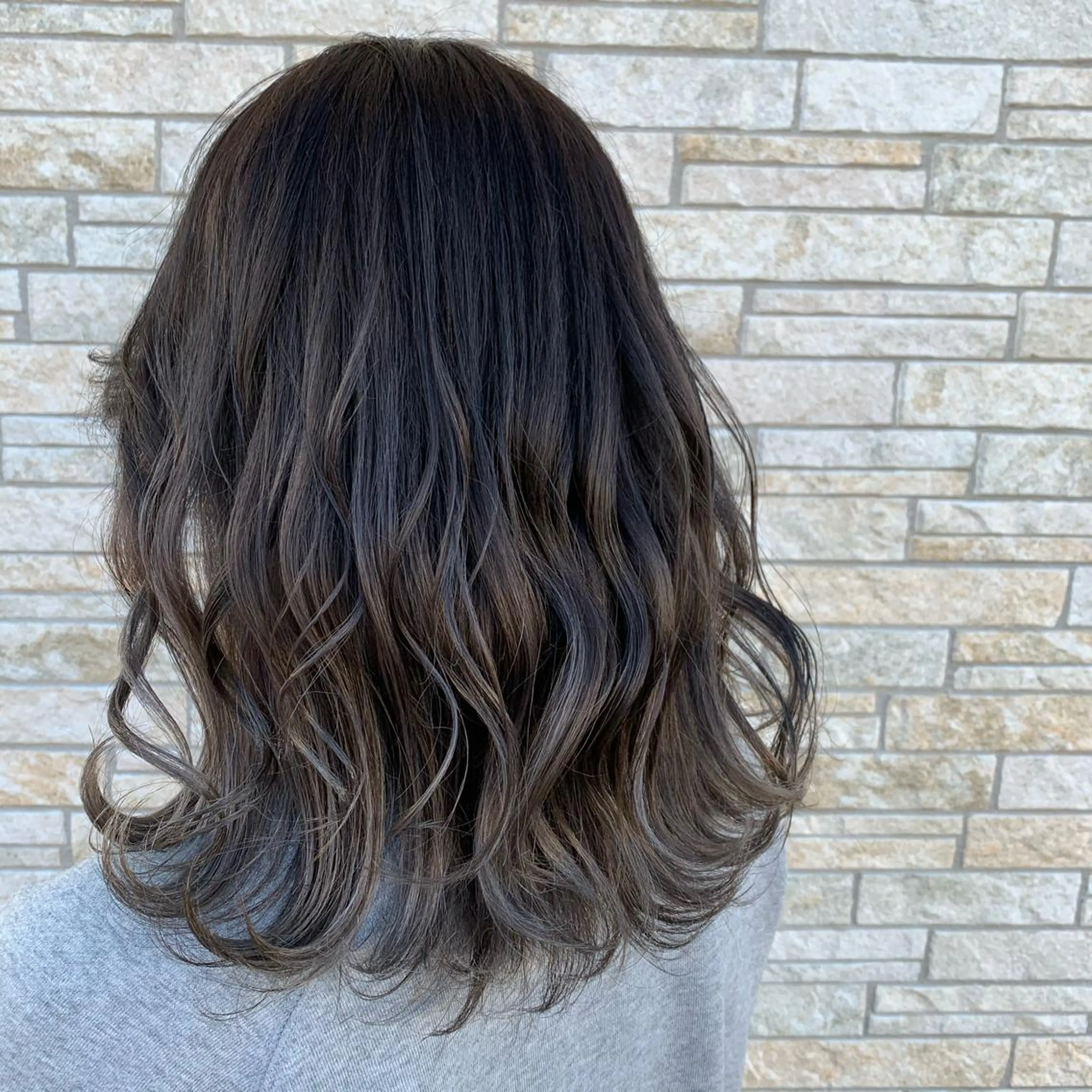 ミディアム カラー ヘアアレンジ グレージュ 守屋 颯太のヘアスタイル